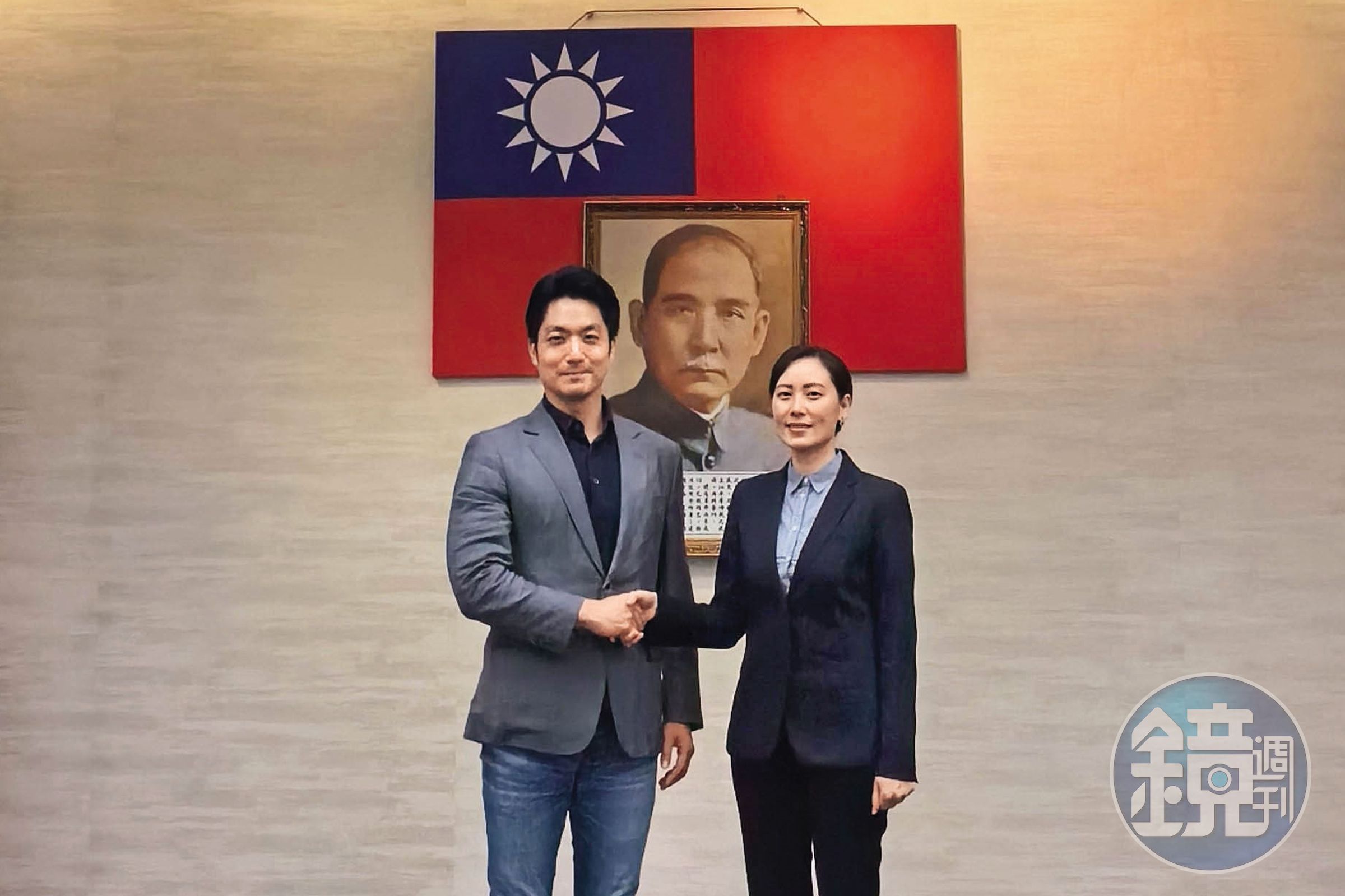 錢女(右)找台北市長蔣萬安(左)合影,讓外界以為她人脈雄厚。(讀者提供)