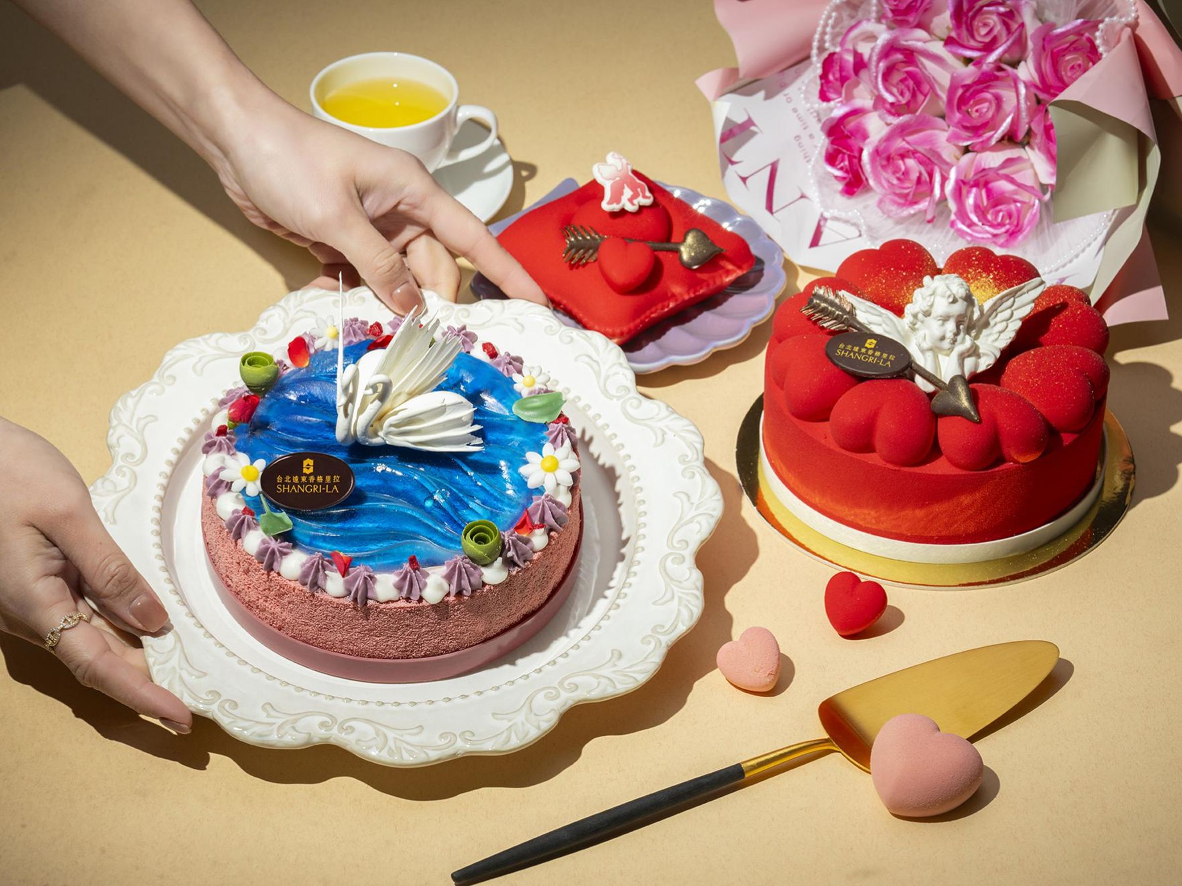 台北遠東香格里拉一樓The Cake Room即日起至2月14日推出「天鵝湖之戀」、「愛神邱比特」與「甜蜜抱抱」三款情人節蛋糕。（台北遠東香格里拉提供）