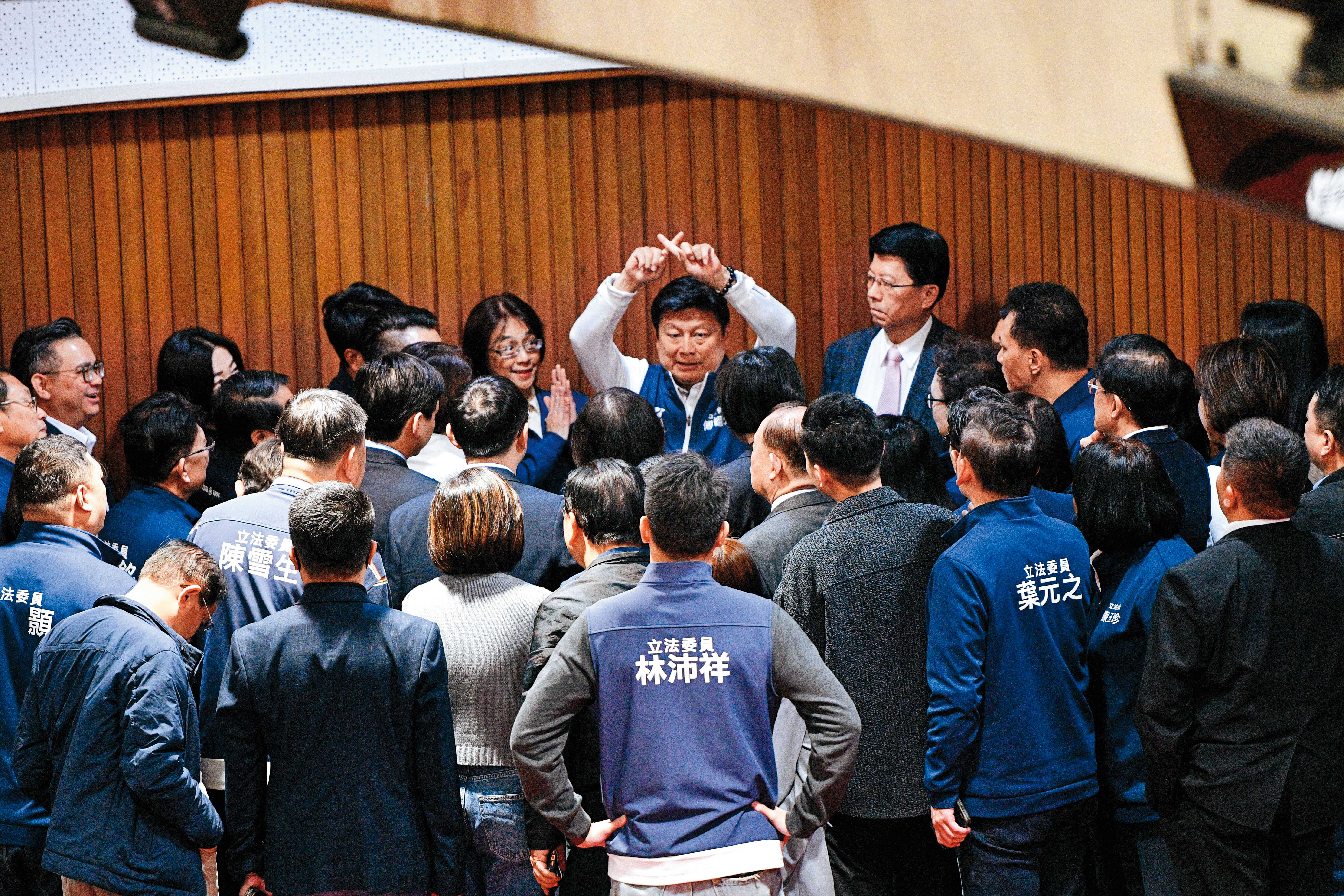 國民黨重大議案溝通逐步變由上而下,立院系統意見不受尊重,引發中生代藍委不滿。(鏡報李智為)