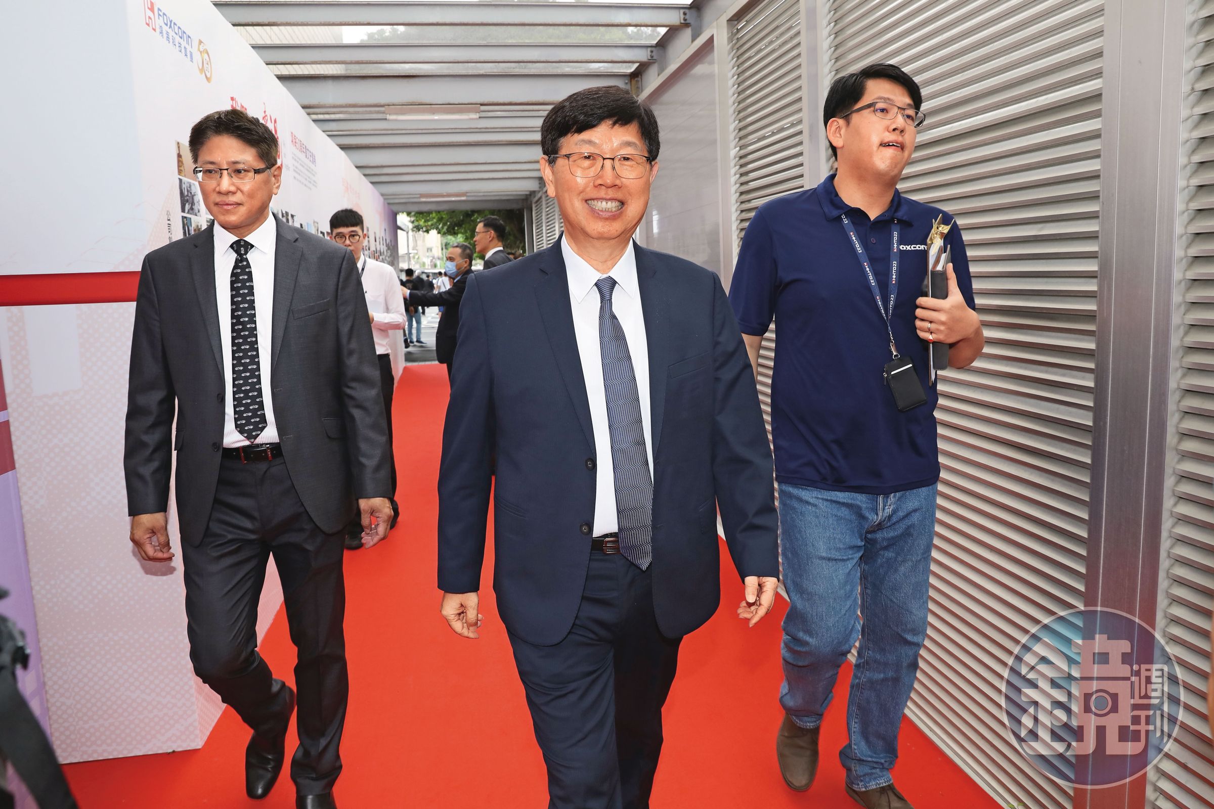 鴻海董事長劉揚偉一方面出售美國俄亥俄州汽車廠土地給日本軟銀,同時間也準備在高雄投資電動車基地。