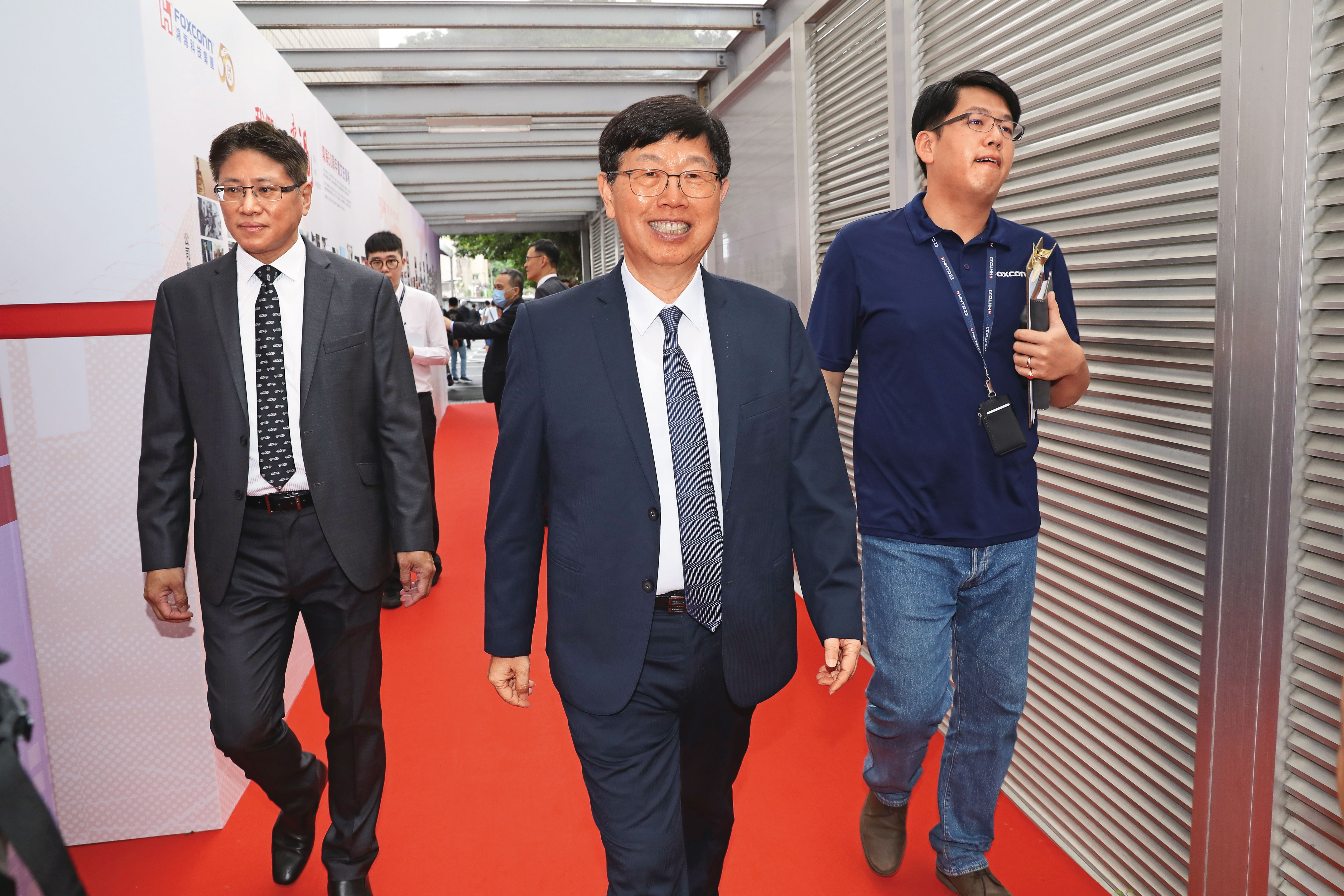 鴻海董事長劉揚偉一方面出售美國俄亥俄州汽車廠土地給日本軟銀，同時間也準備在高雄投資電動車基地。
