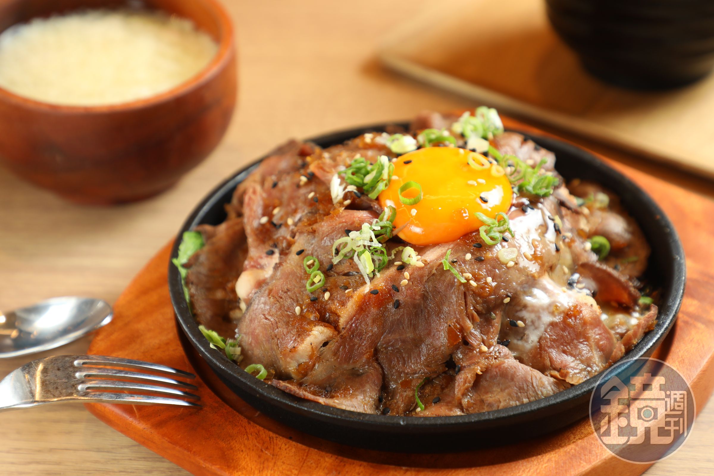 SAPPORO BONE的「元祖日式爐烤牛豬雙拼丼」,在米飯上覆蓋牛豬肉片山,再淋上香濃起司醬。(360元/份)