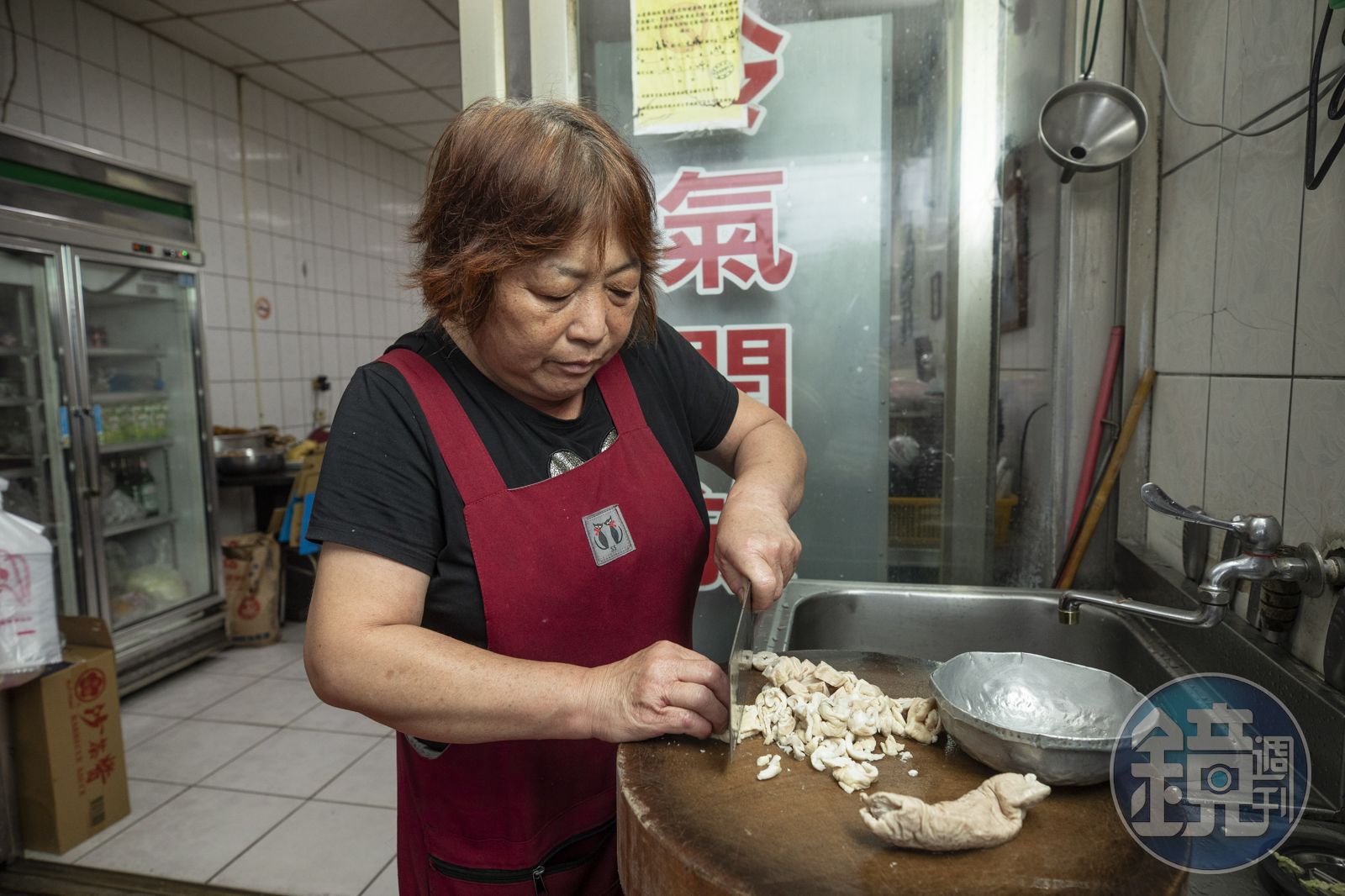 砂鍋魚頭佳香餐飲部老闆娘江明苓說:「村裡的女生幾乎全部外銷。」