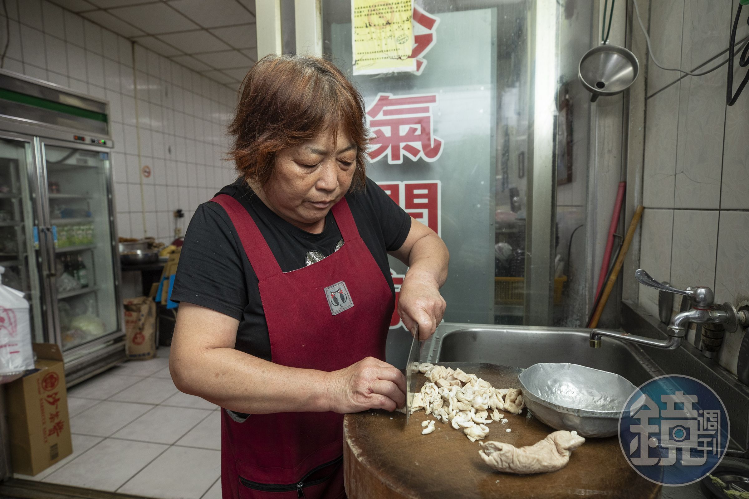 砂鍋魚頭佳香餐飲部老闆娘江明苓說:「村裡的女生幾乎全部外銷。」