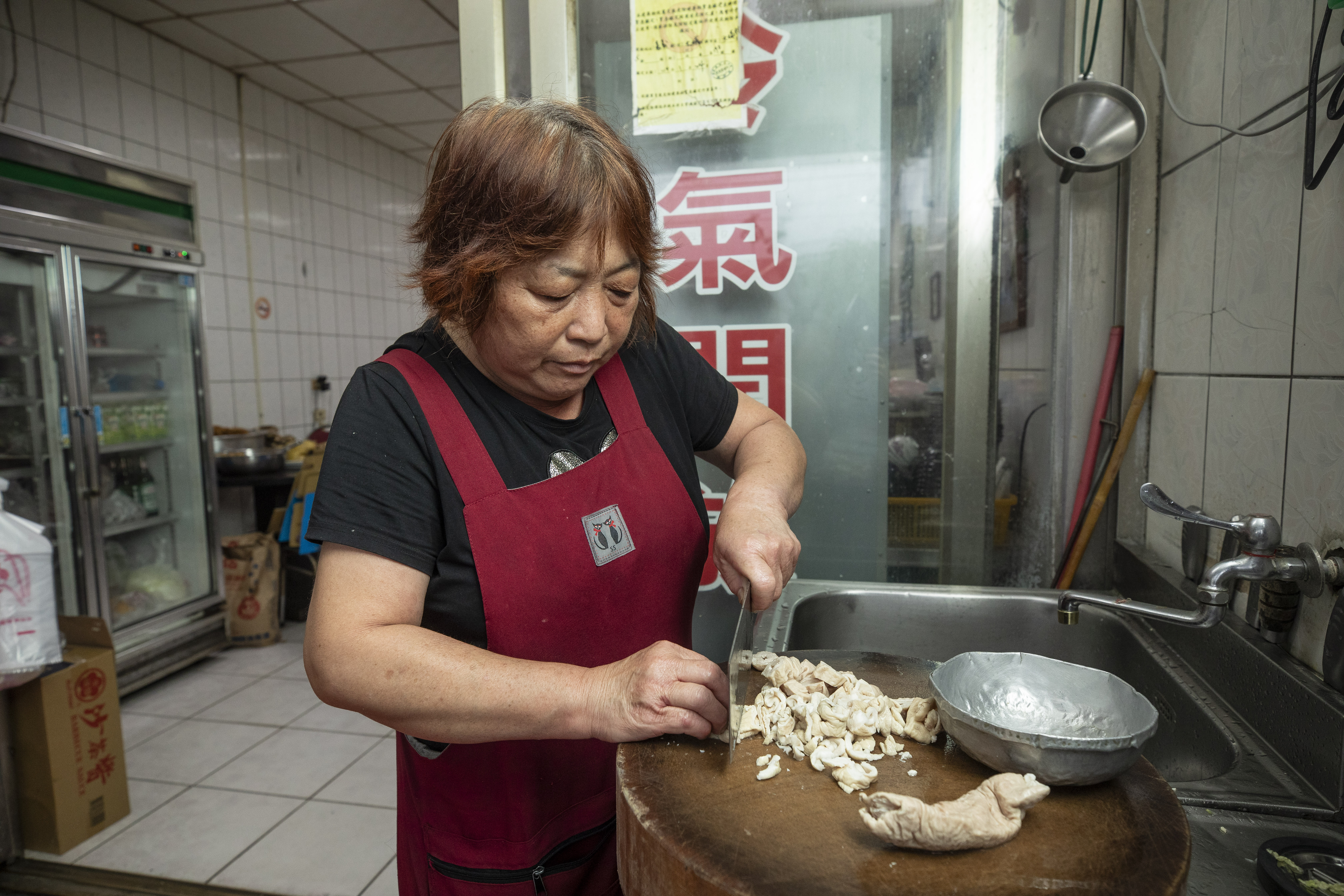 砂鍋魚頭佳香餐飲部老闆娘江明苓說：「村裡的女生幾乎全部外銷。」