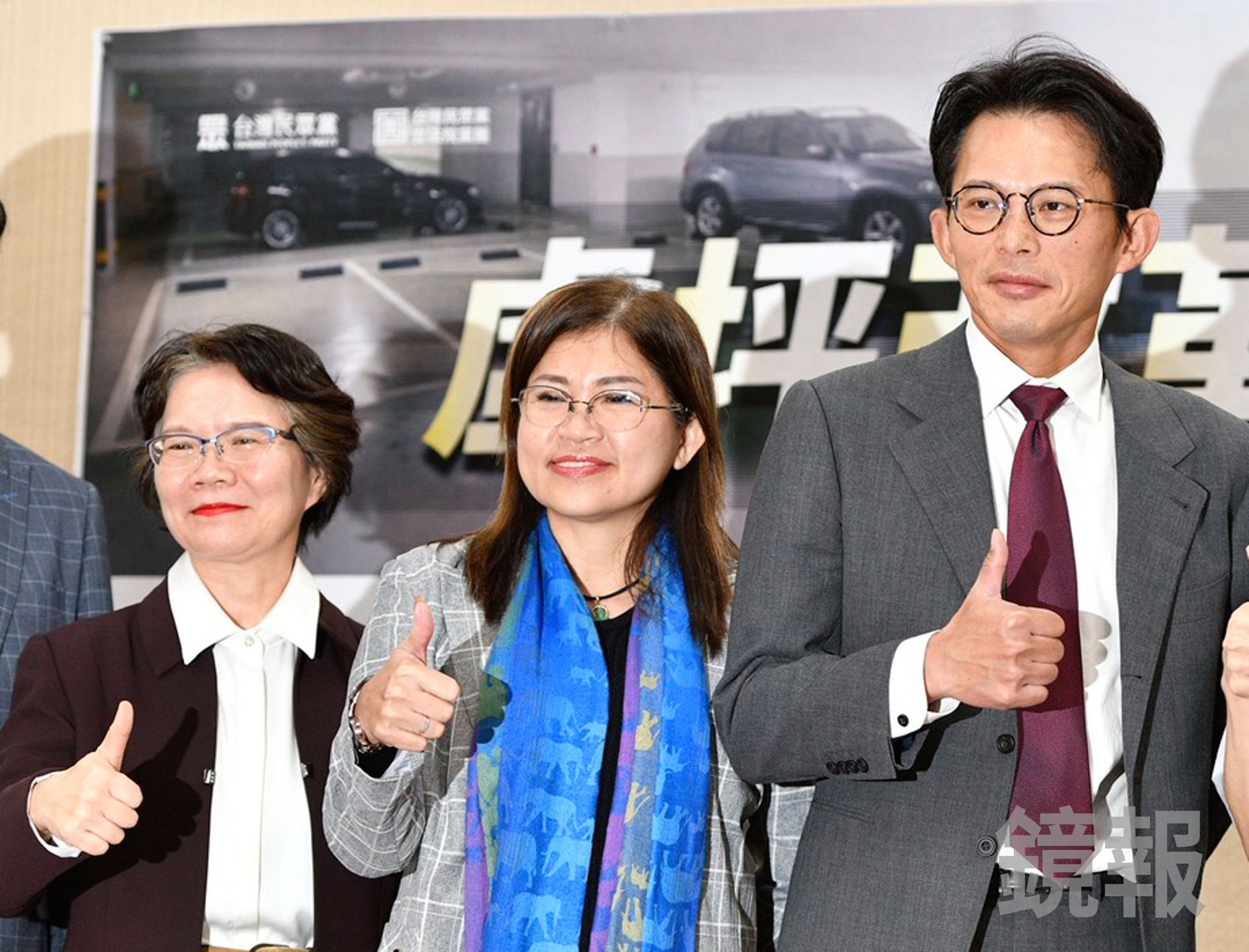 劉書彬（左）傳鎖定將卸任的立委麥玉珍（中）立院辦公室座位，導致新立委遷入卡關。（鏡報李智為）