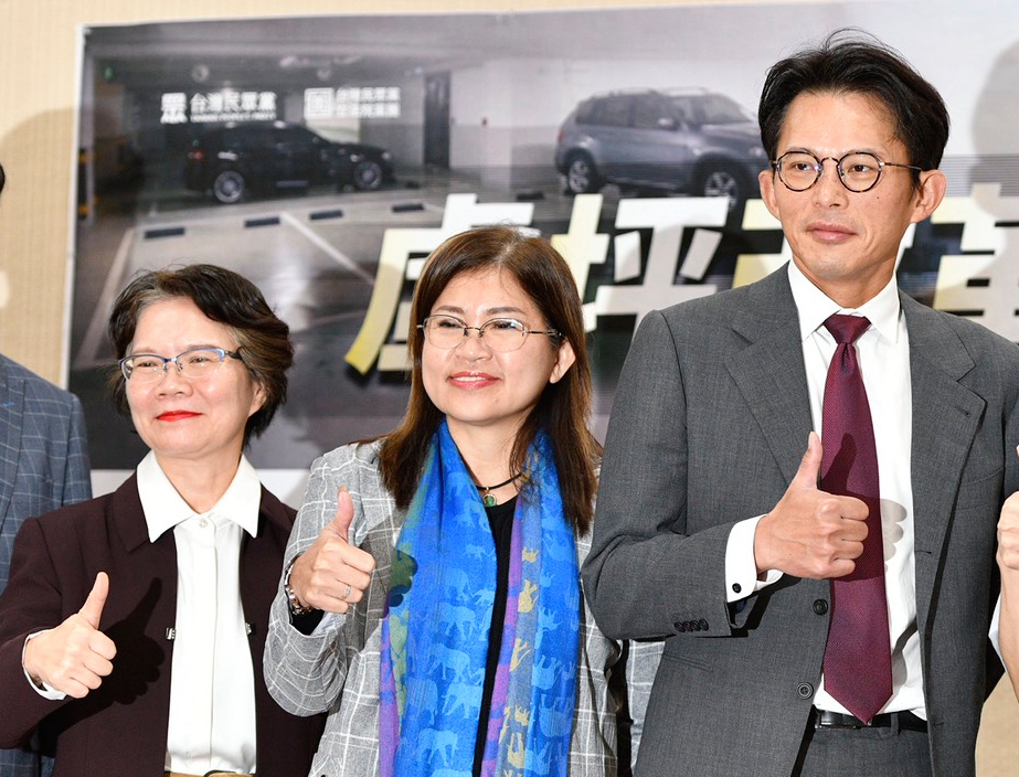 劉書彬(左)傳鎖定將卸任的立委麥玉珍(中)立院辦公室座位,導致新立委遷入卡關。(鏡報李智為)