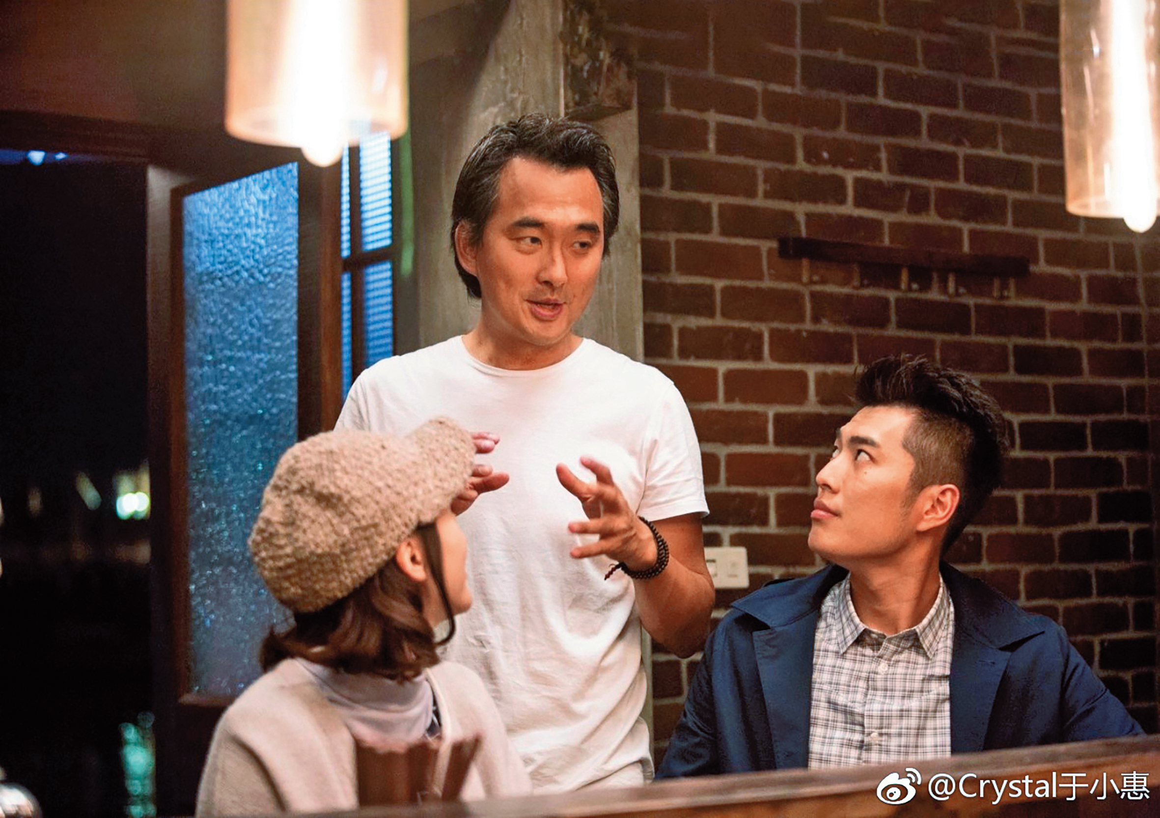 蔡岳勳（中）曾經執導《深夜食堂》，這部雖然沒獲好評，但他仍在對岸長期發展；和于小惠的遠距婚姻一直受外界關注。（翻攝自于小惠微博）