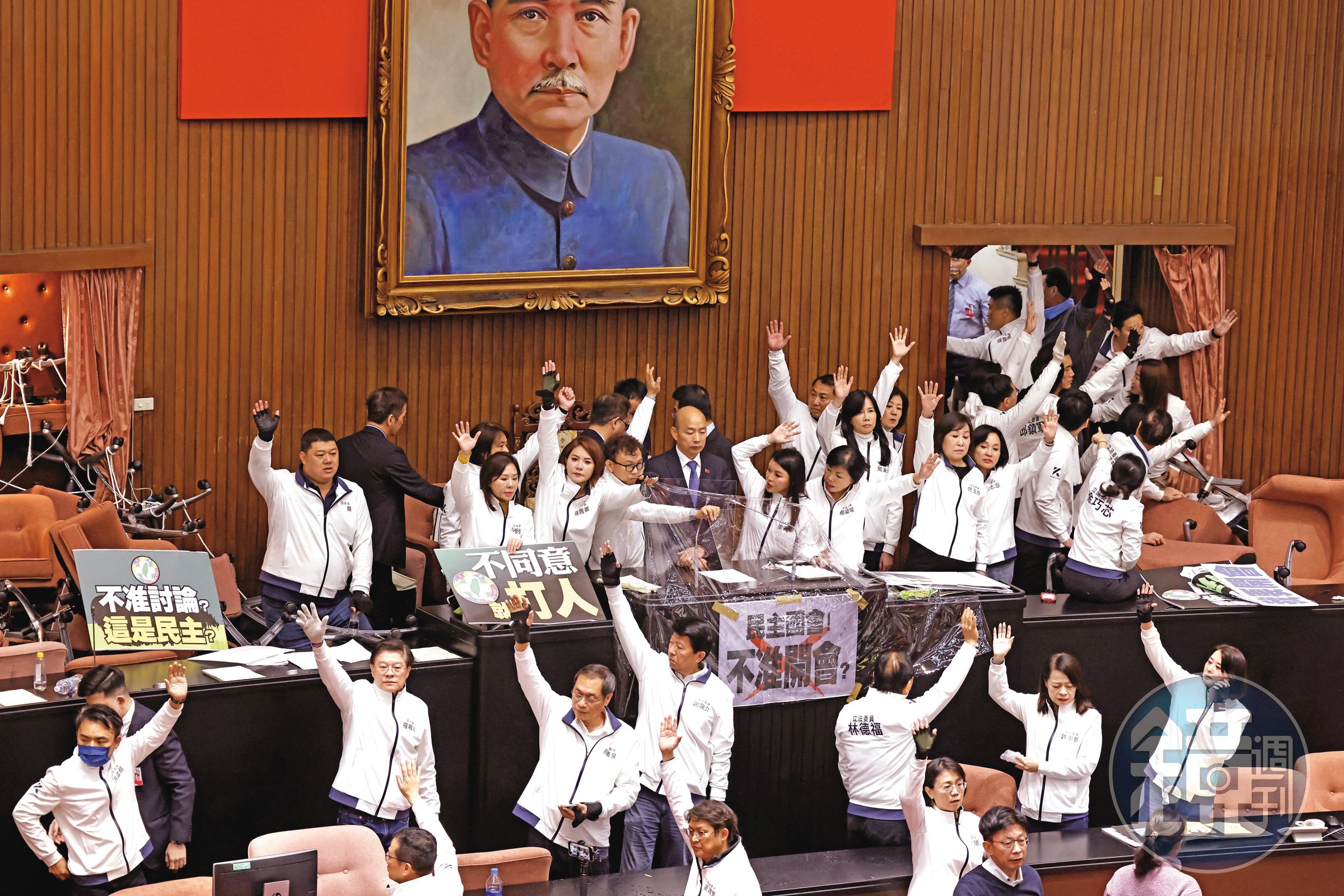 藍委奪回議場主席台後，在立法院長韓國瑜周圍架起人牆，確保議事順利進行。