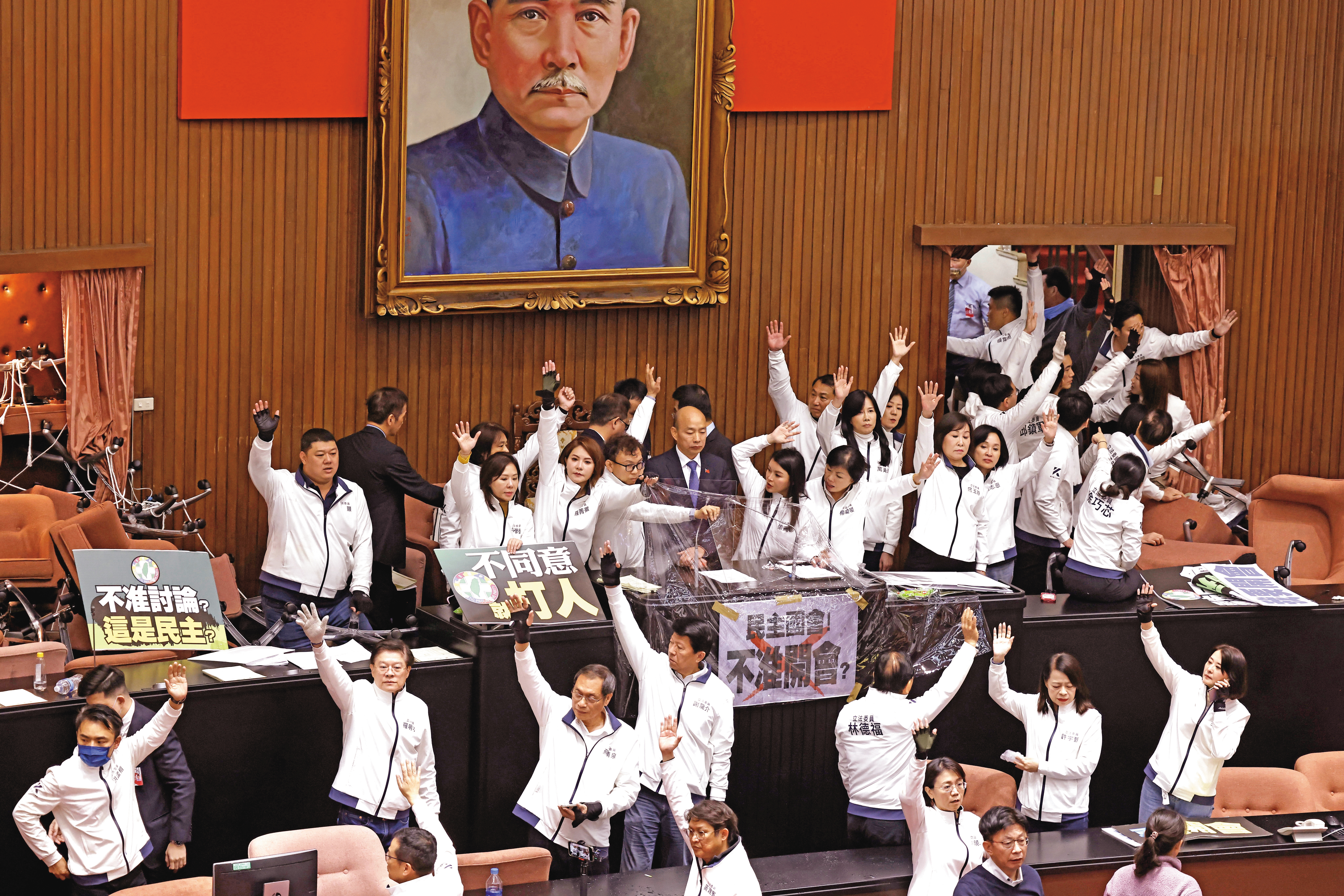 藍委奪回議場主席台後,在立法院長韓國瑜周圍架起人牆,確保議事順利進行。