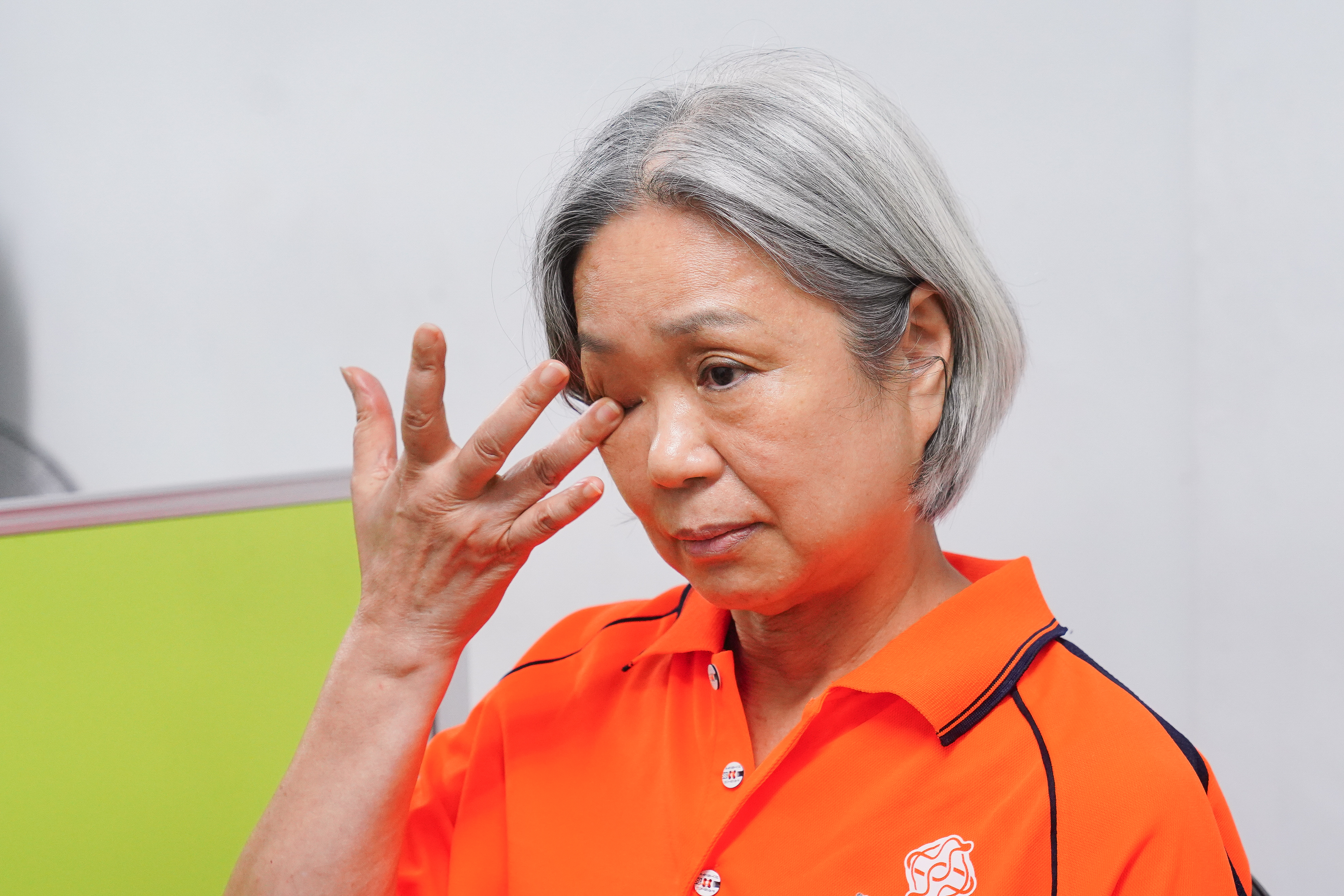 姚美貞訴說自己被奪產的經過，忍不住落淚。