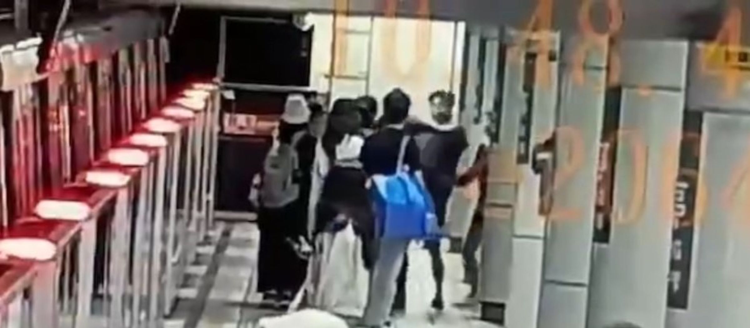 黃女疑因不滿抬腳被制止，趁陳男下車前踢他而引發雙方衝突。（翻攝畫面）