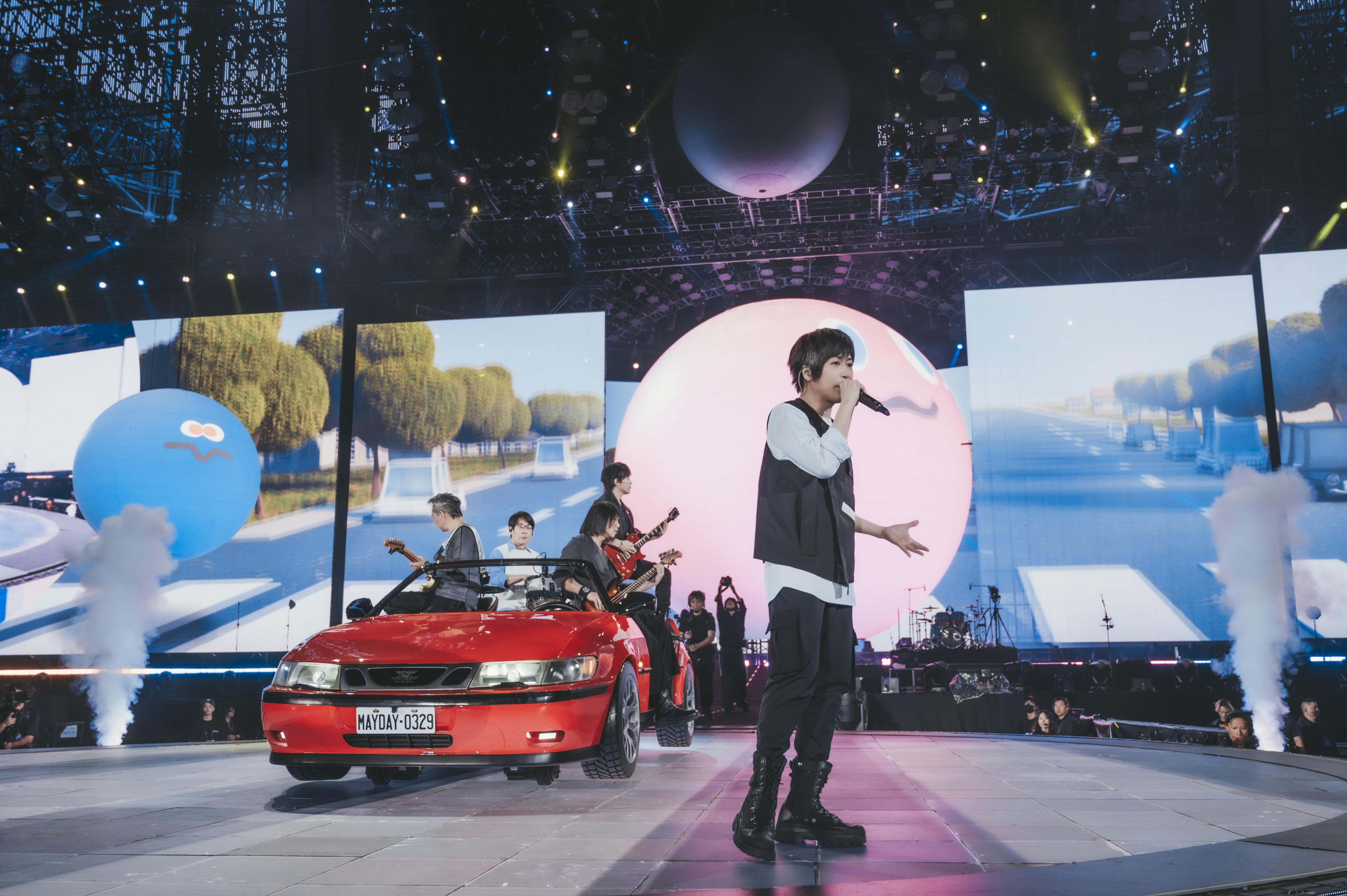 五月天在上海舉行第三場演出，也是《回到那一天》25週年巡演的第50場。（相信音樂提供）