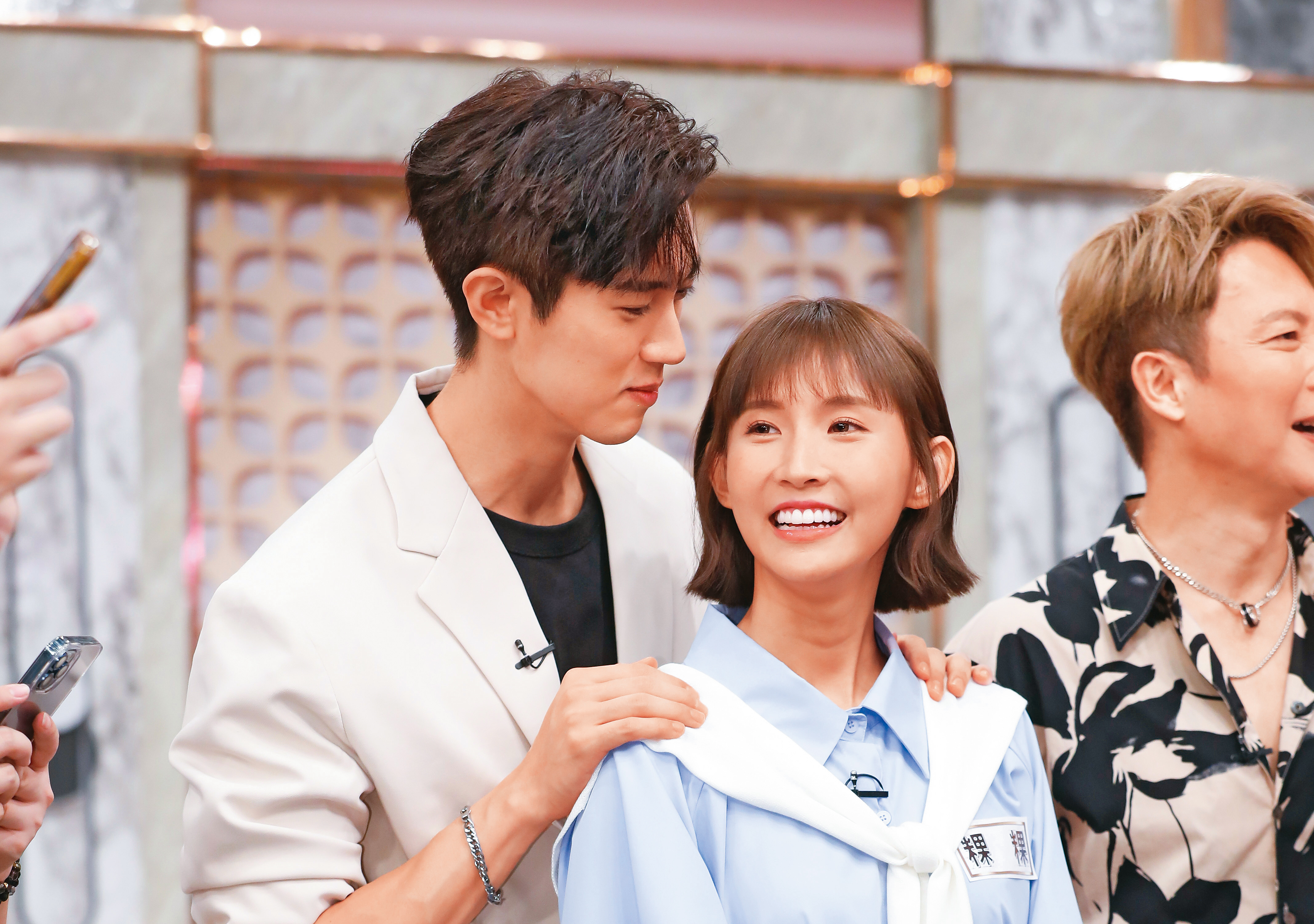 范姜彥豐（左）、粿粿（右）曾以恩愛形象示眾，但婚姻早早埋下經濟分擔的裂痕，粿粿還外遇共同友人王子。