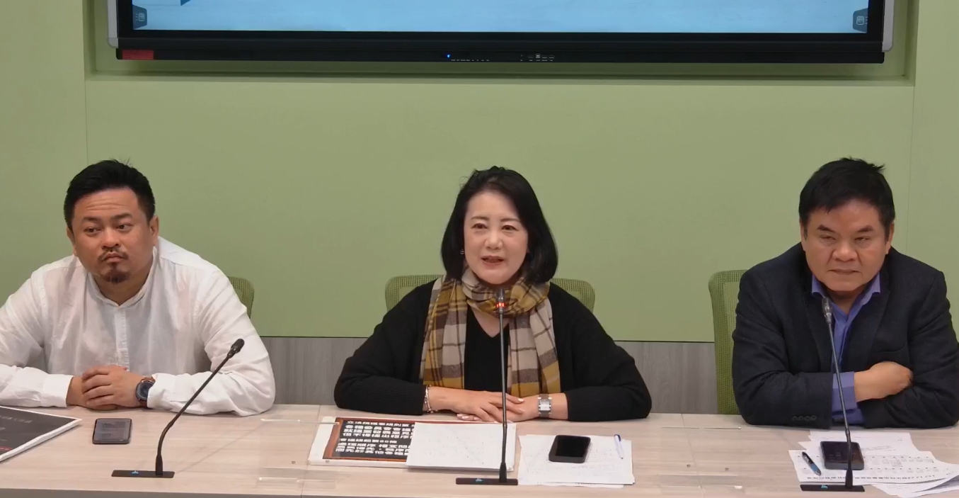 民進黨立委吳思瑤質疑國民黨此時突然拋出要求蔡總統登上太平島的主張，是否承受來自中國的壓力。（翻攝自民進黨團直播）