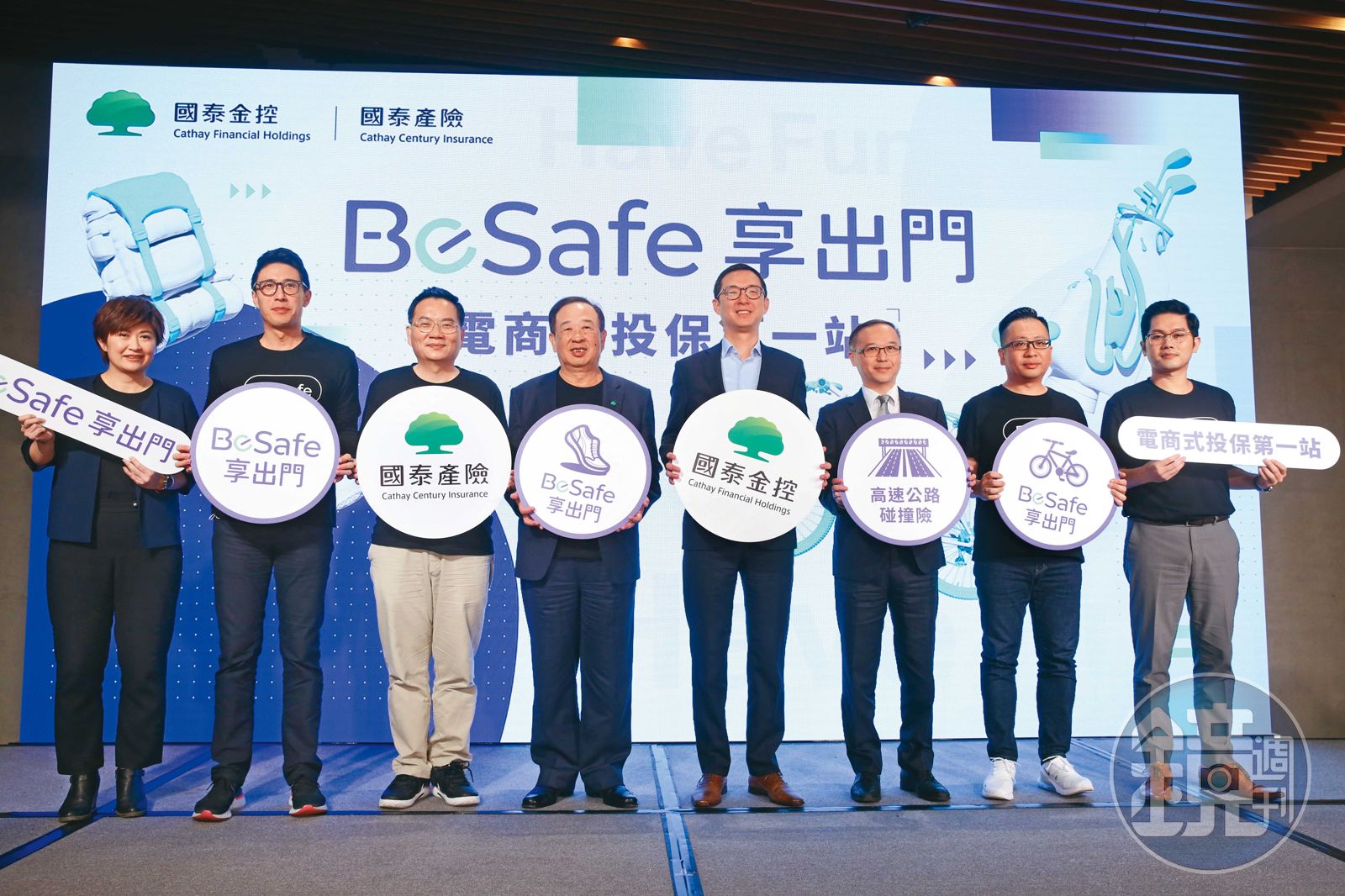 近年來,蔡宗翰(右四)專注於集團數位轉型、金融科技和資產管理等事務。