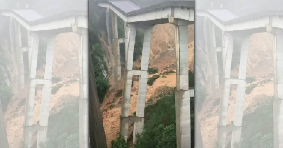 貴州高速公路坍塌。（翻攝自微博）
