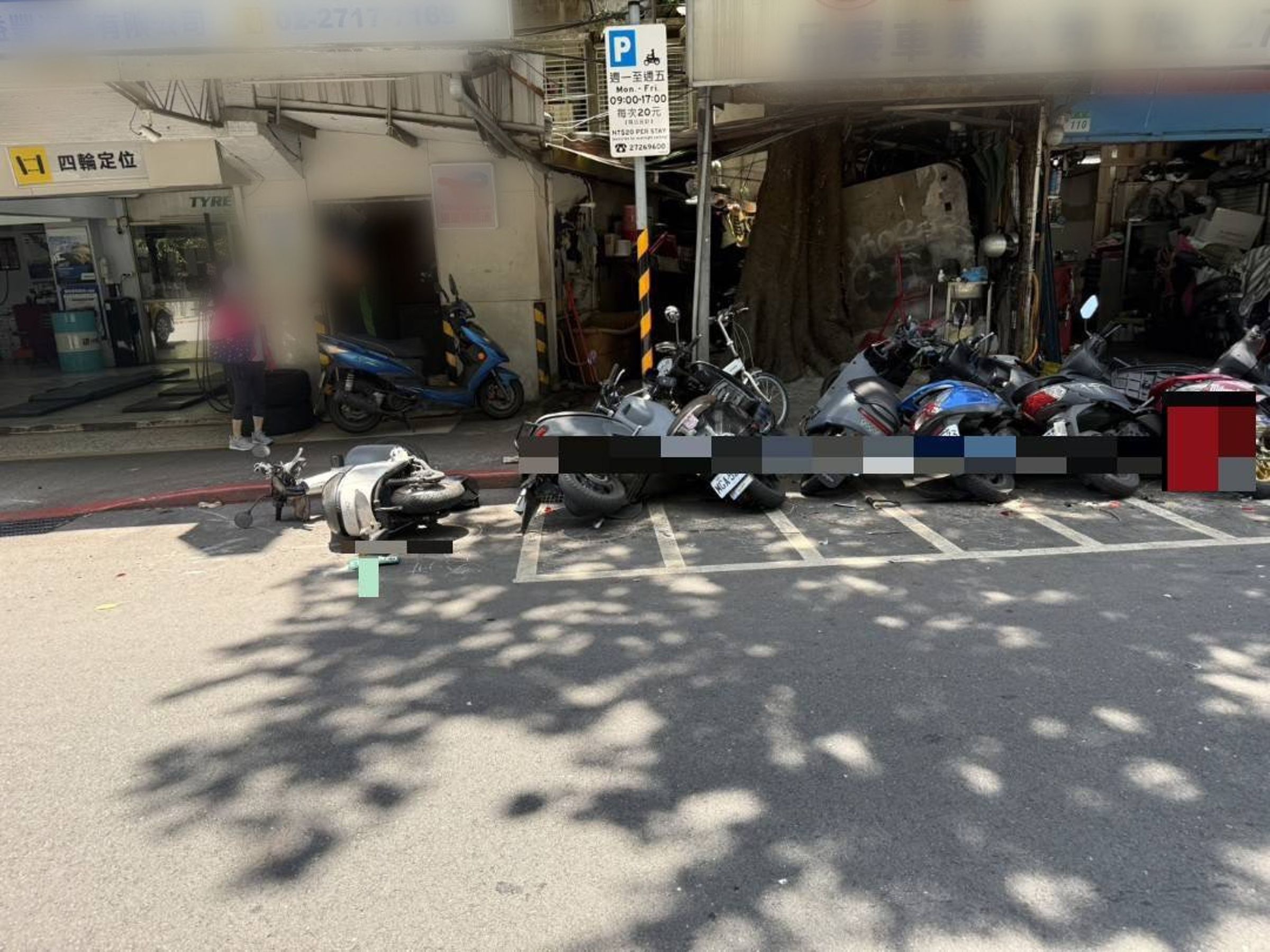 路邊機車慘被撞倒。(警方提供)