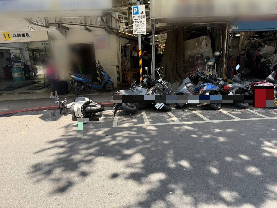 路邊機車慘被撞倒。（警方提供）