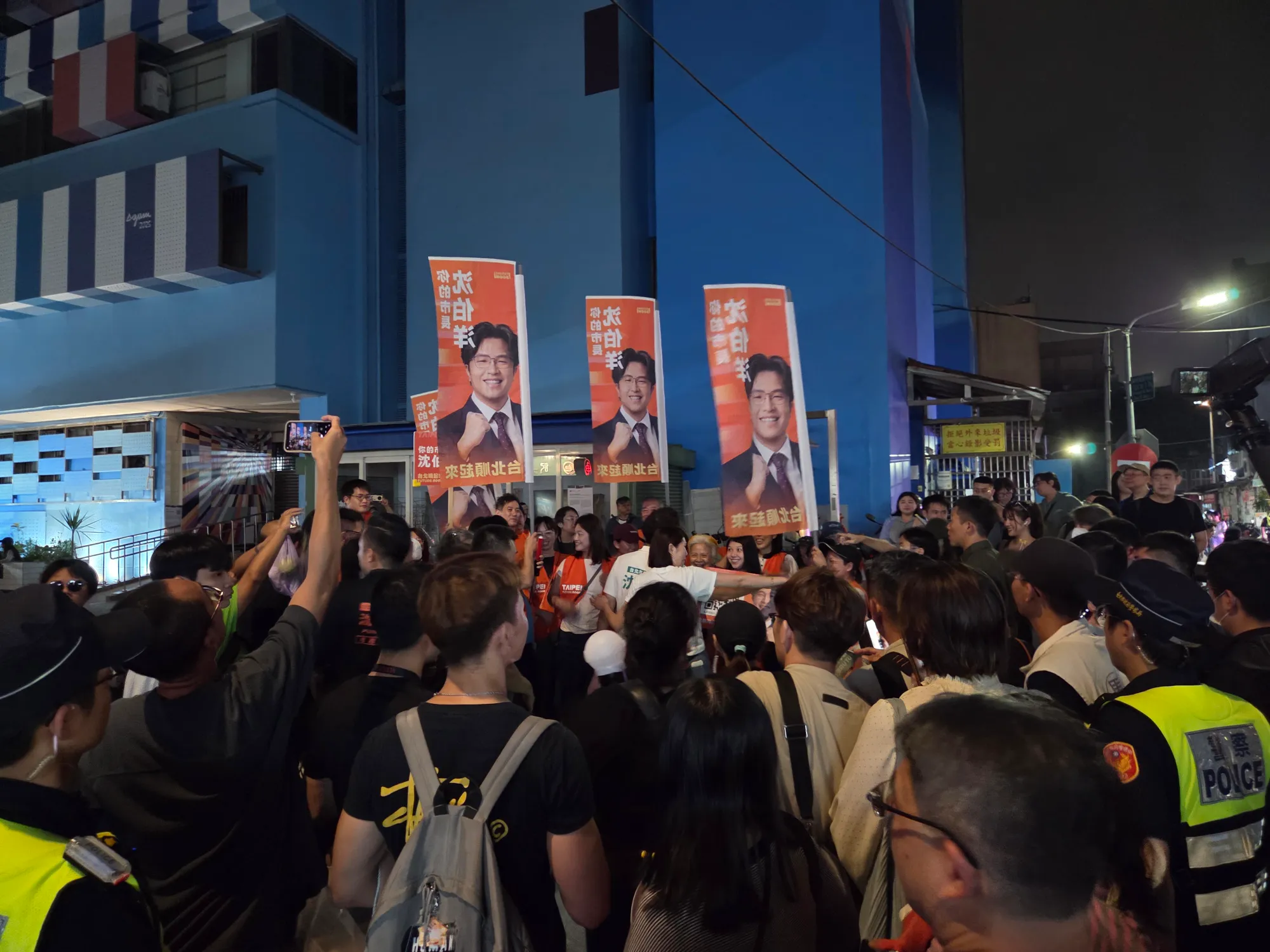 民進黨台北市長參選人沈伯洋昨晚間前往公館夜市商圈掃街拜票，現場湧入大批支持者爭相合照、索取簽名。（翻攝自threads @yankikikikikiki）