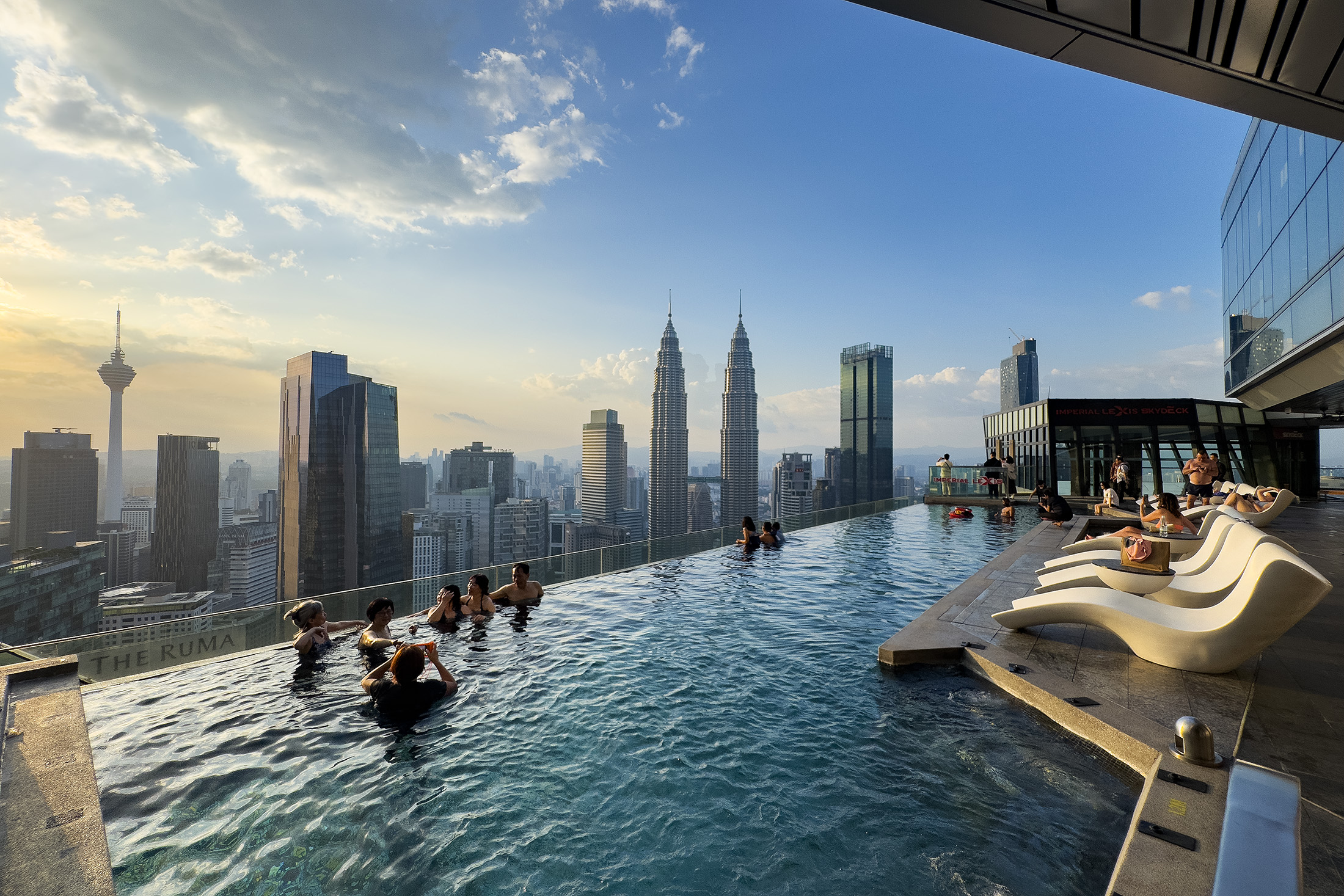 2024年開幕的「吉隆坡帝國豪華酒店」以一房一泳池、高空無邊際泳池、 奢華水療與多元餐飲體驗，為吉隆坡的城市酒店樹立新標竿。
