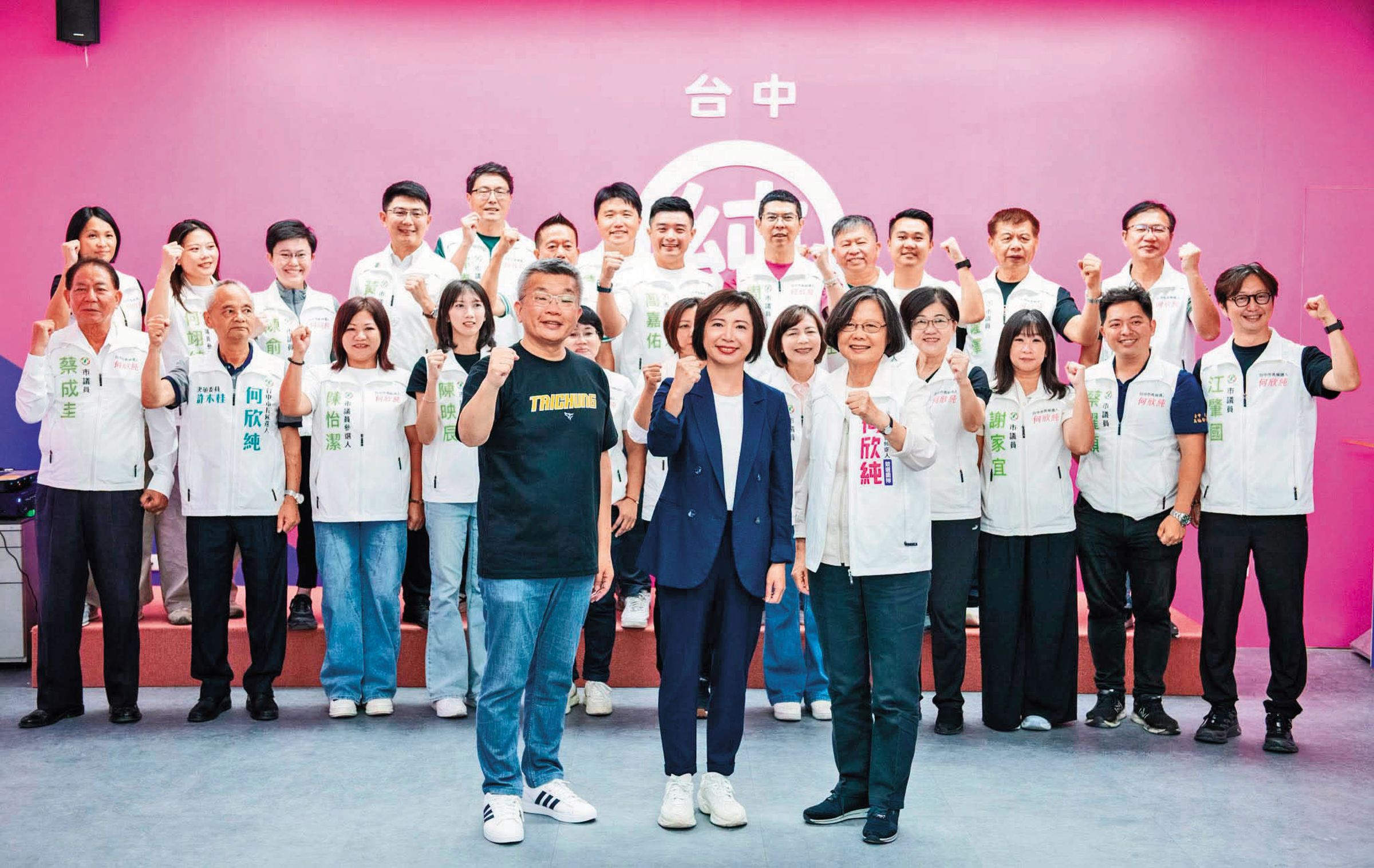 何欣純（前中）競選團隊榮譽主委由蔡英文（前右）出任，主委則是立院民進黨總召蔡其昌（前左）。（翻攝何欣純臉書）
