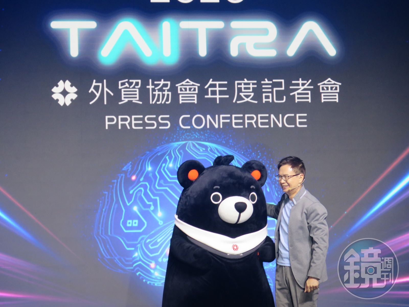 外貿協會董事長黃志芳與台灣精品的福熊。