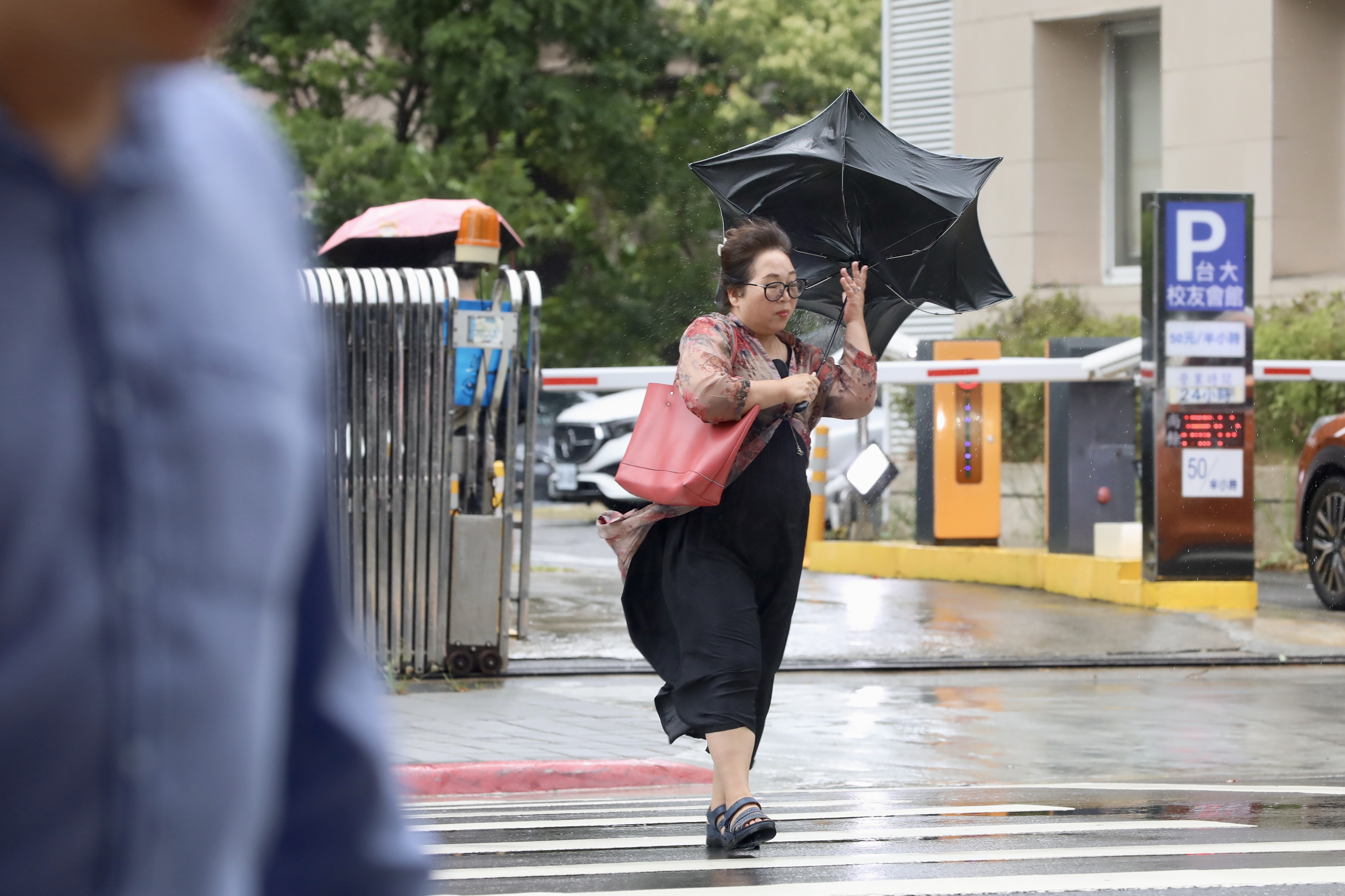 午後對流雲系發威，12縣市大雨來襲。（鏡報林煒凱）