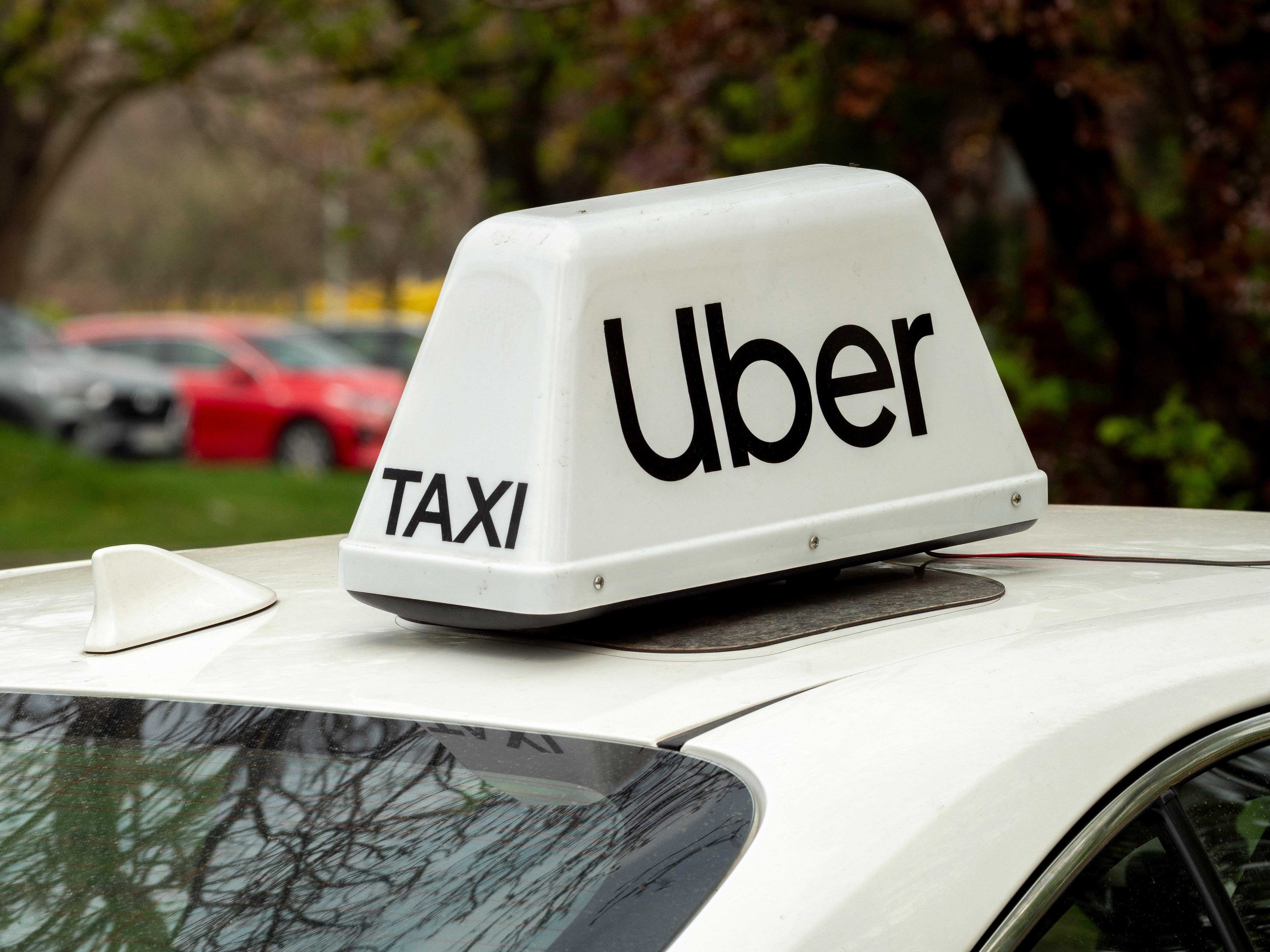 多元計程車Uber近日傳出計畫於台北北投試辦機車載客,對此交通部指出,現行法規並未開放機車載客,若違規經營,駕駛最高可罰20萬元、平台業者最高可罰2500萬元。(示意圖,取自Pexels)
