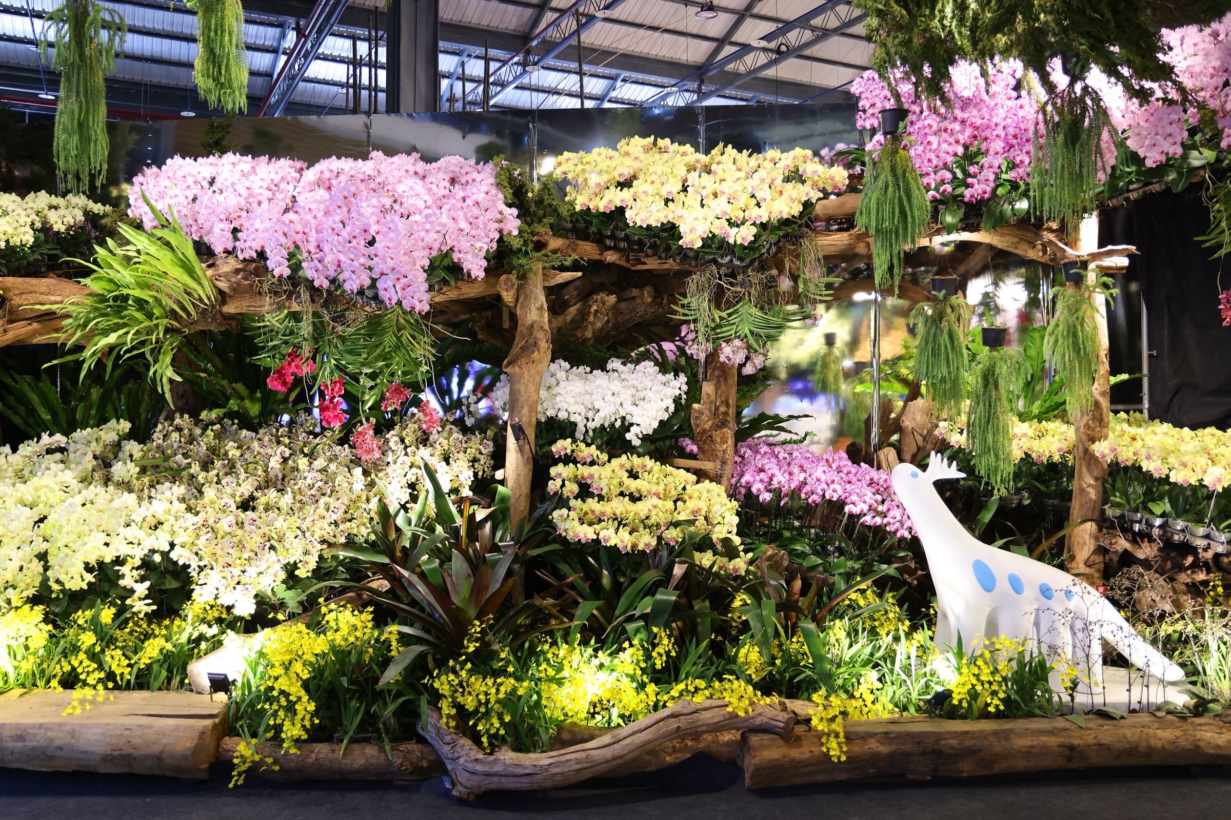 首站「起源．喚醒之地」引入核心視覺符號—「蘭獸（Orchidsaur）」。蘭獸並非虛構神話，而是代表蘭花生命能量的具象化。