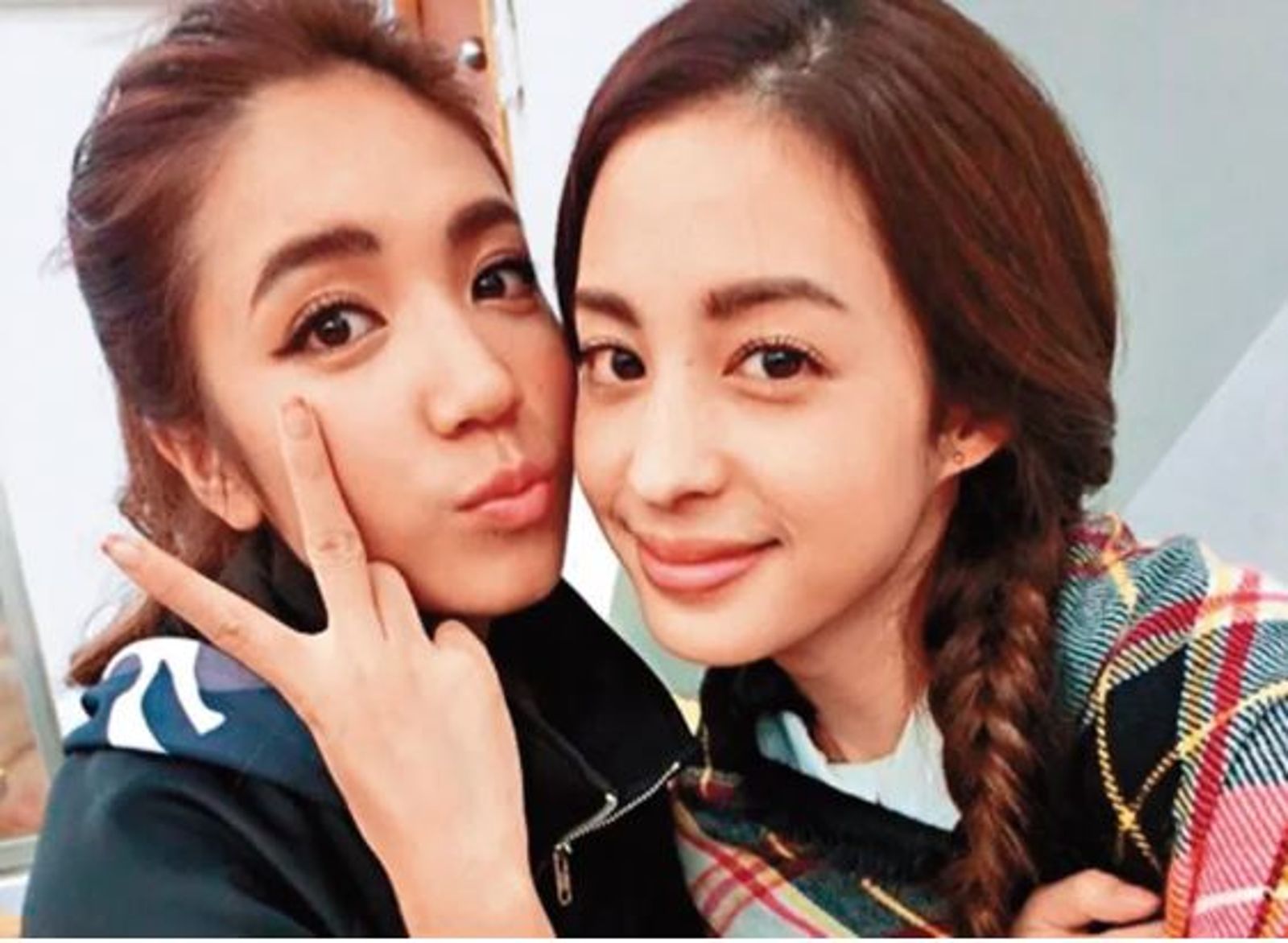 莫允雯（右）和閨密雷瑟琳（左）因為一前一後和陳奕交往，友情因此鬧翻。（翻攝自雷瑟琳微博）