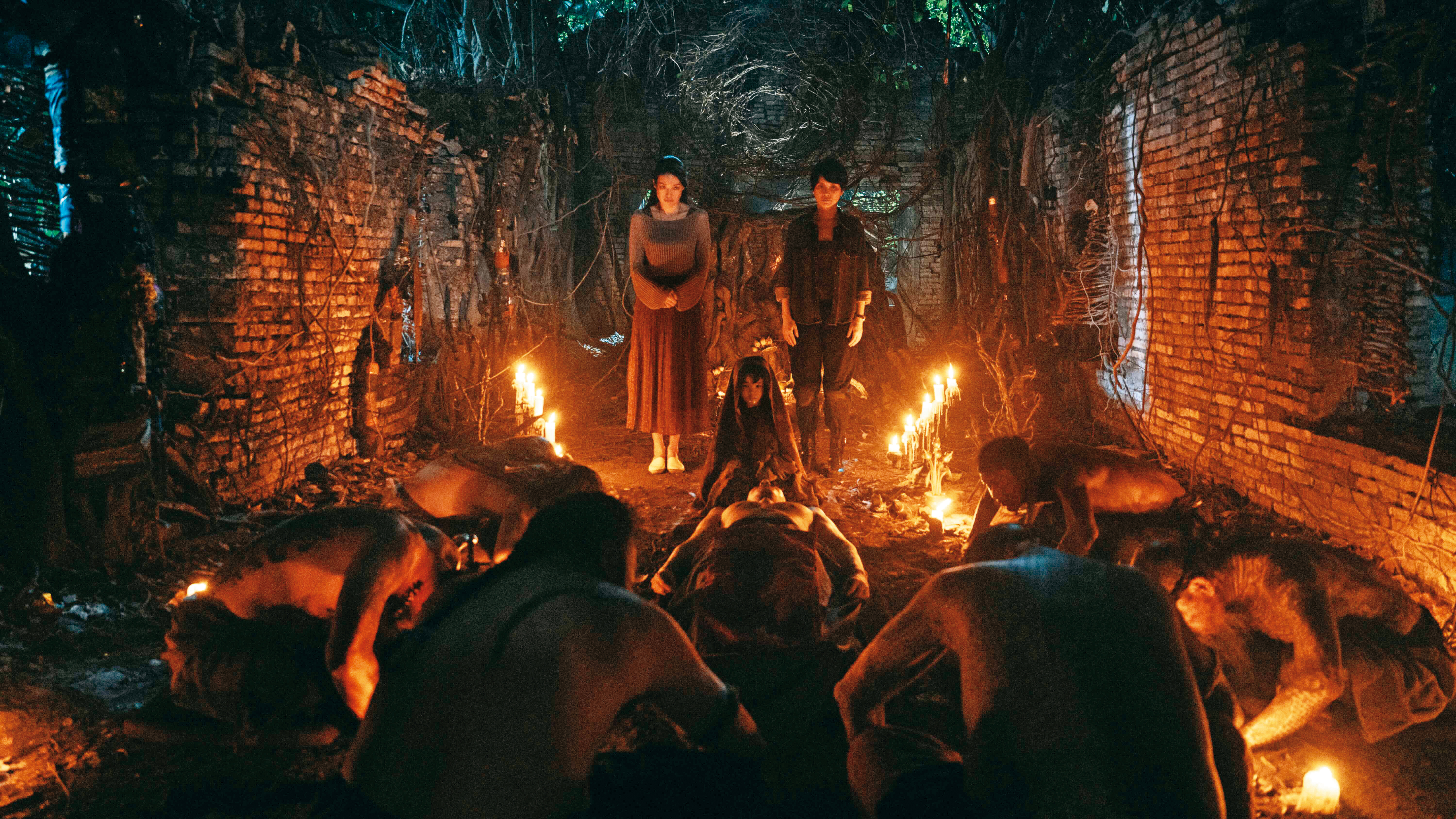 《回魂計》 開場的神廟戲地處偏遠，劇組人員往返車程需6小時，相當辛苦。 （Netflix提供）