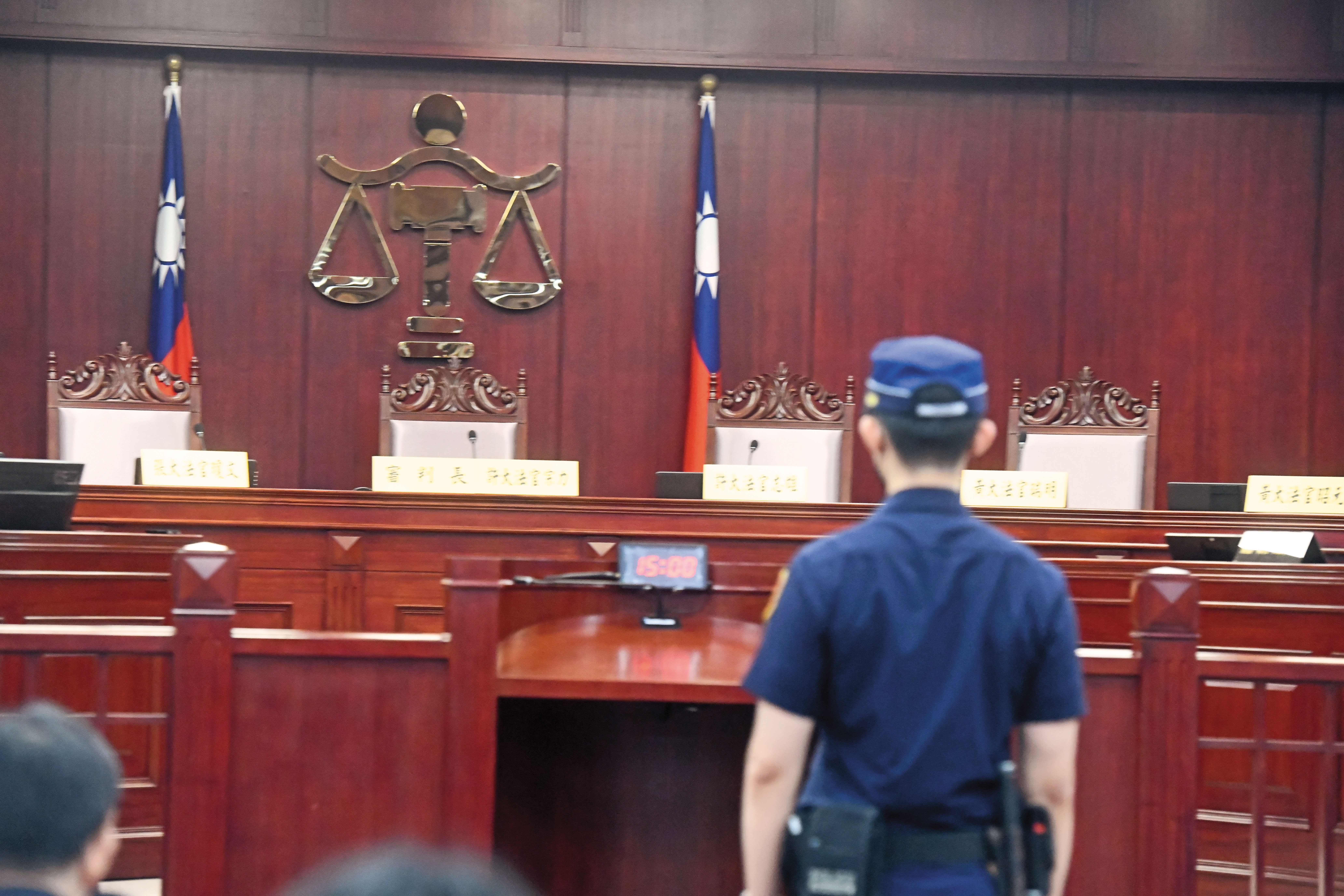 我國憲法法庭已超過3百多天無法運作。藍白把持的立法院於去年底聯手修改《憲法訴訟法》，提高憲法法庭評議人數的門檻。