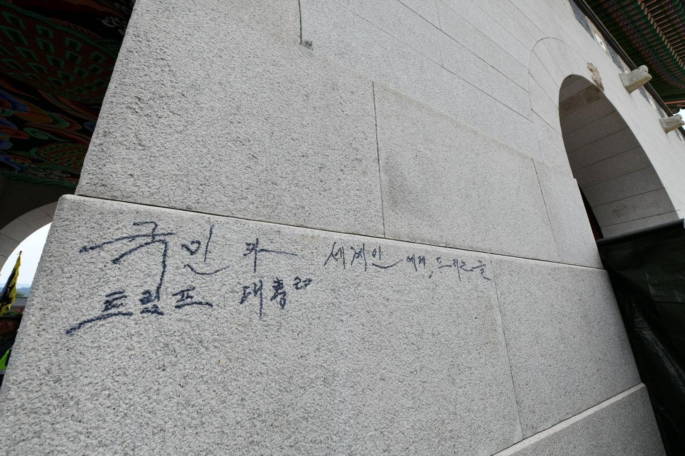 韓國首爾代表性古蹟光化門11日上午遭人以黑色馬克筆塗鴉。（翻攝韓網）