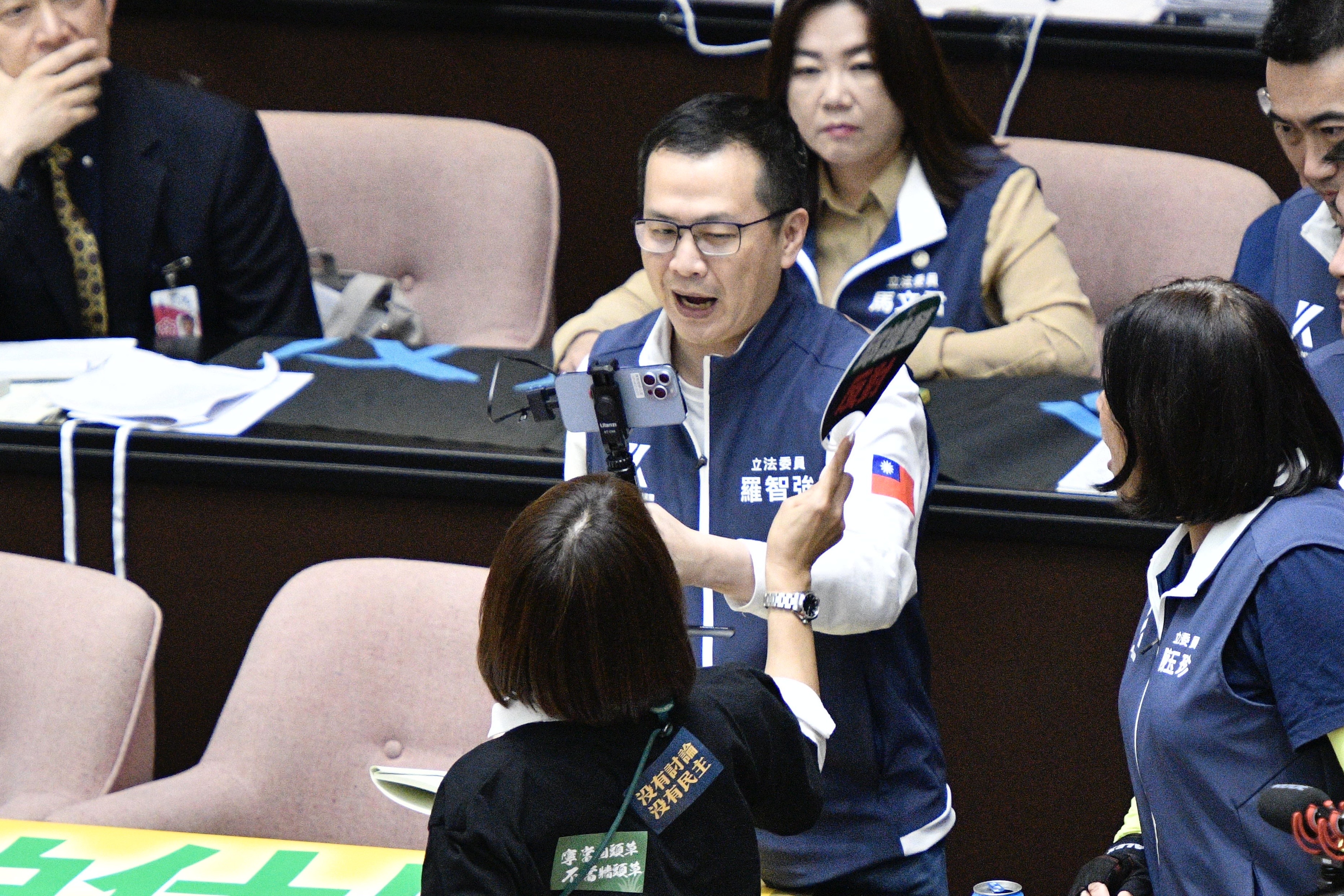 昨日羅智強直播時，因不滿其出言諷刺，結果邱議瑩直接上前去給羅一巴掌。