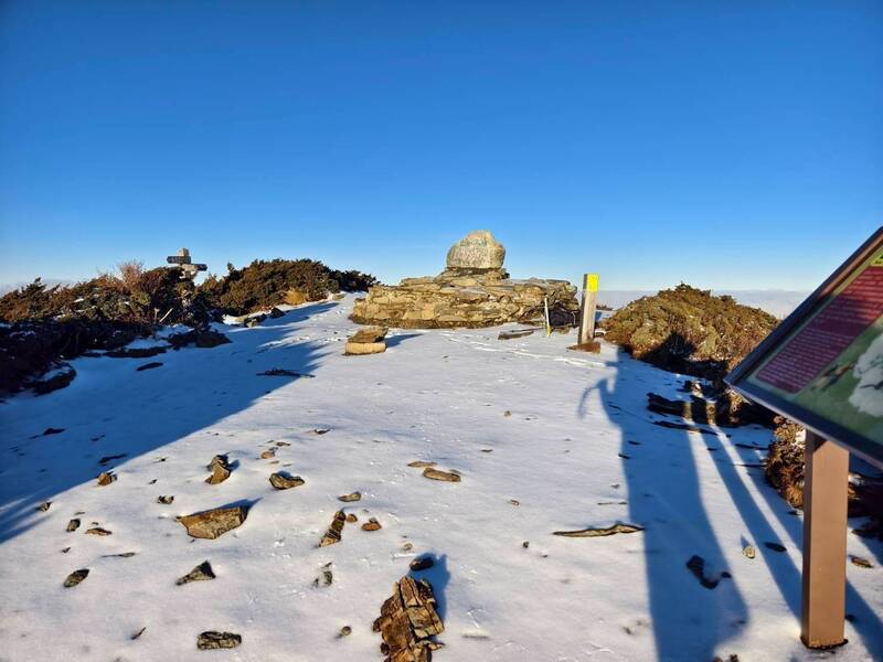 大雪讓雪山主峰和油婆蘭草原鋪上白雪皚皚一片,呈現如夢似幻的浪漫,雪季也即將啟動。(雪管處提供)