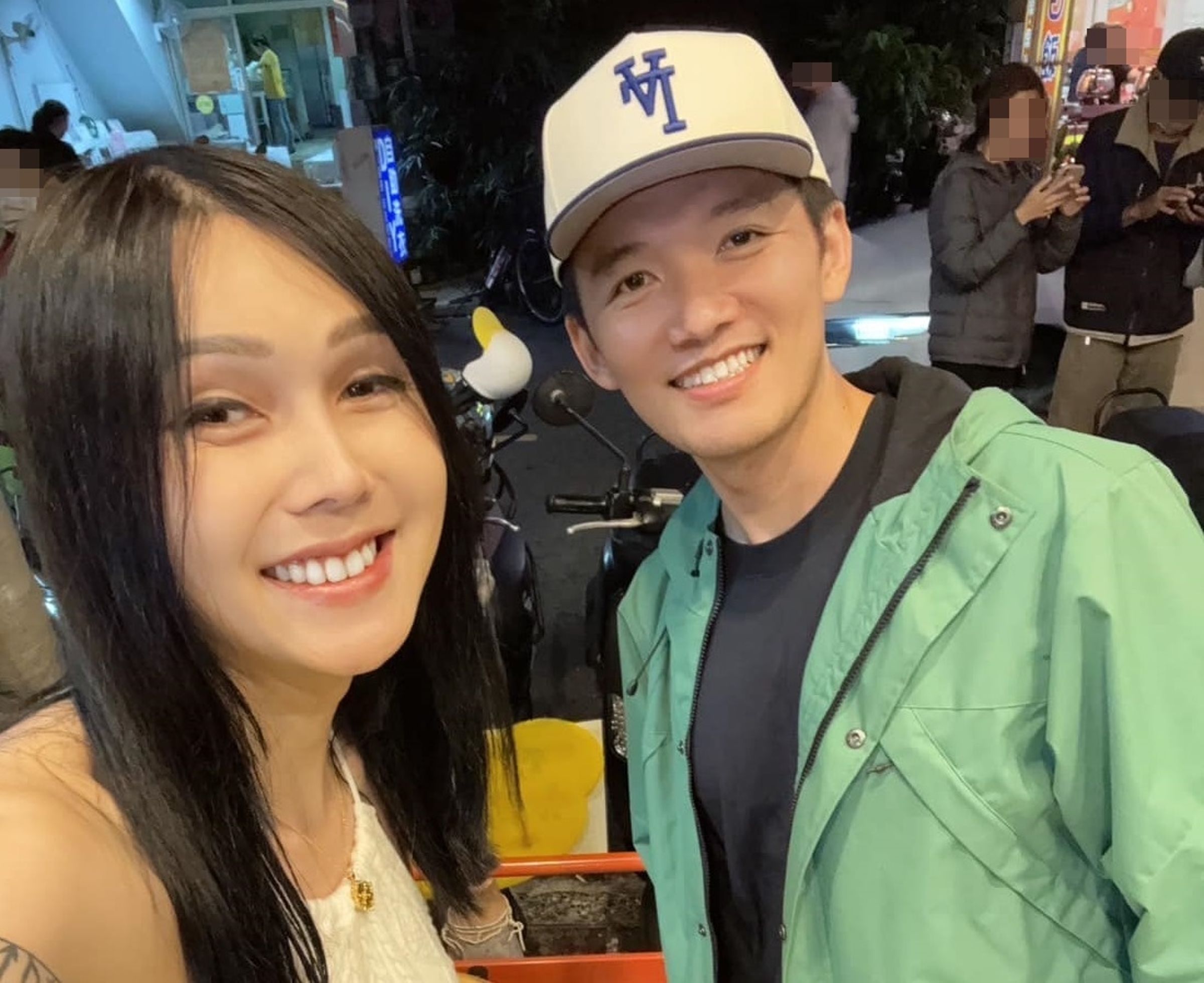 「台南Josh」和「吃土鋁繩-巴逆逆」1日在台南幫小商人發雞排。(翻攝自Gtokevin 小商人臉書)