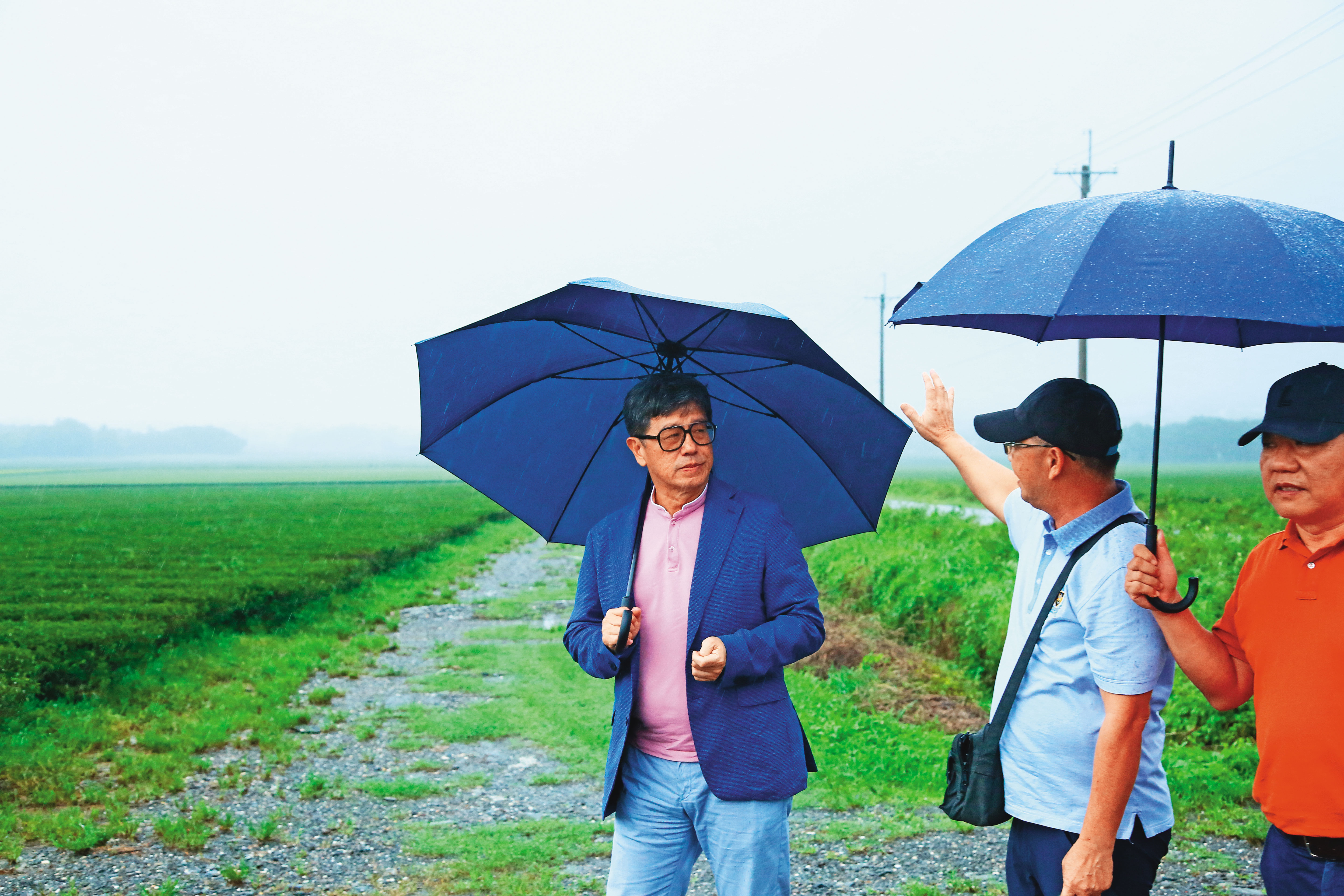 寶晶能源董事長蔡佳晋（左）認為，光電不但不會滅農還可以助農，但在做法上必須有新思維，方能創造雙贏。
