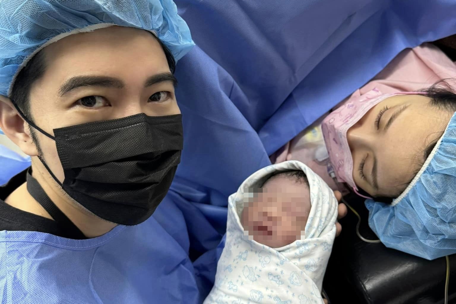 Apple產子牙醫老公趙國翔開心曬出一家三口合照。（翻攝自趙國翔臉書）