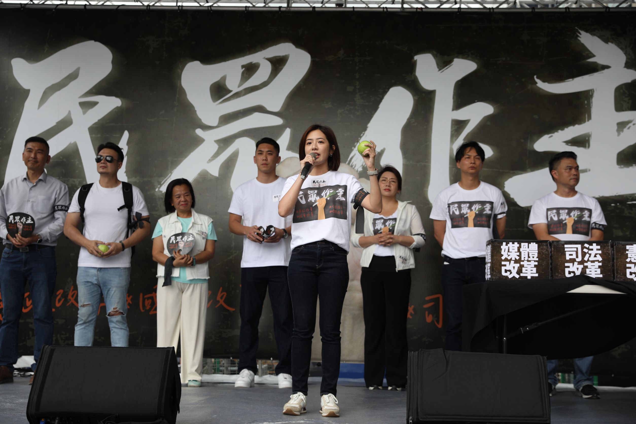 台北市議員「學姐」黃瀞瑩上台發言，稱綠色是愛台灣的顏色，但不是民進黨的專屬顏色。