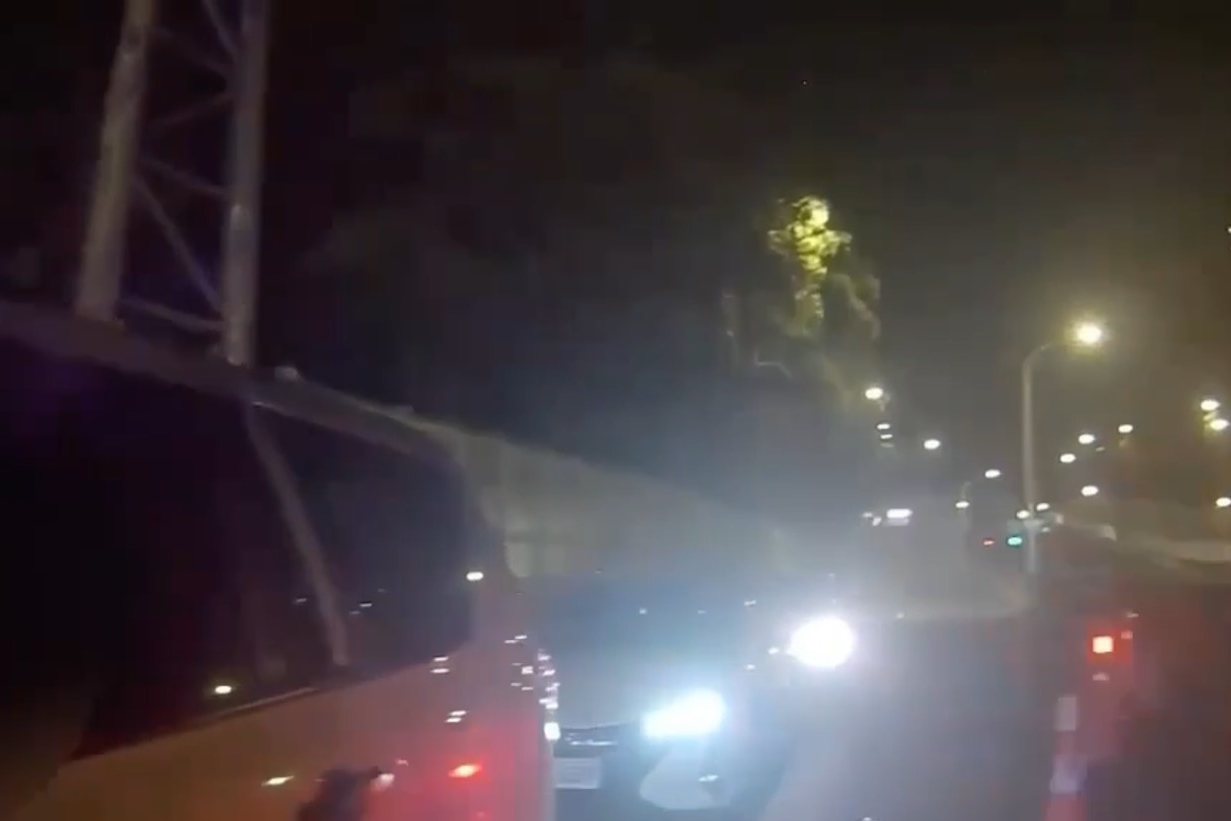 警方在建國高架橋上執行路檢，受檢的駕駛向警方反應目擊車輛違規逆向迴轉。（翻攝畫面）