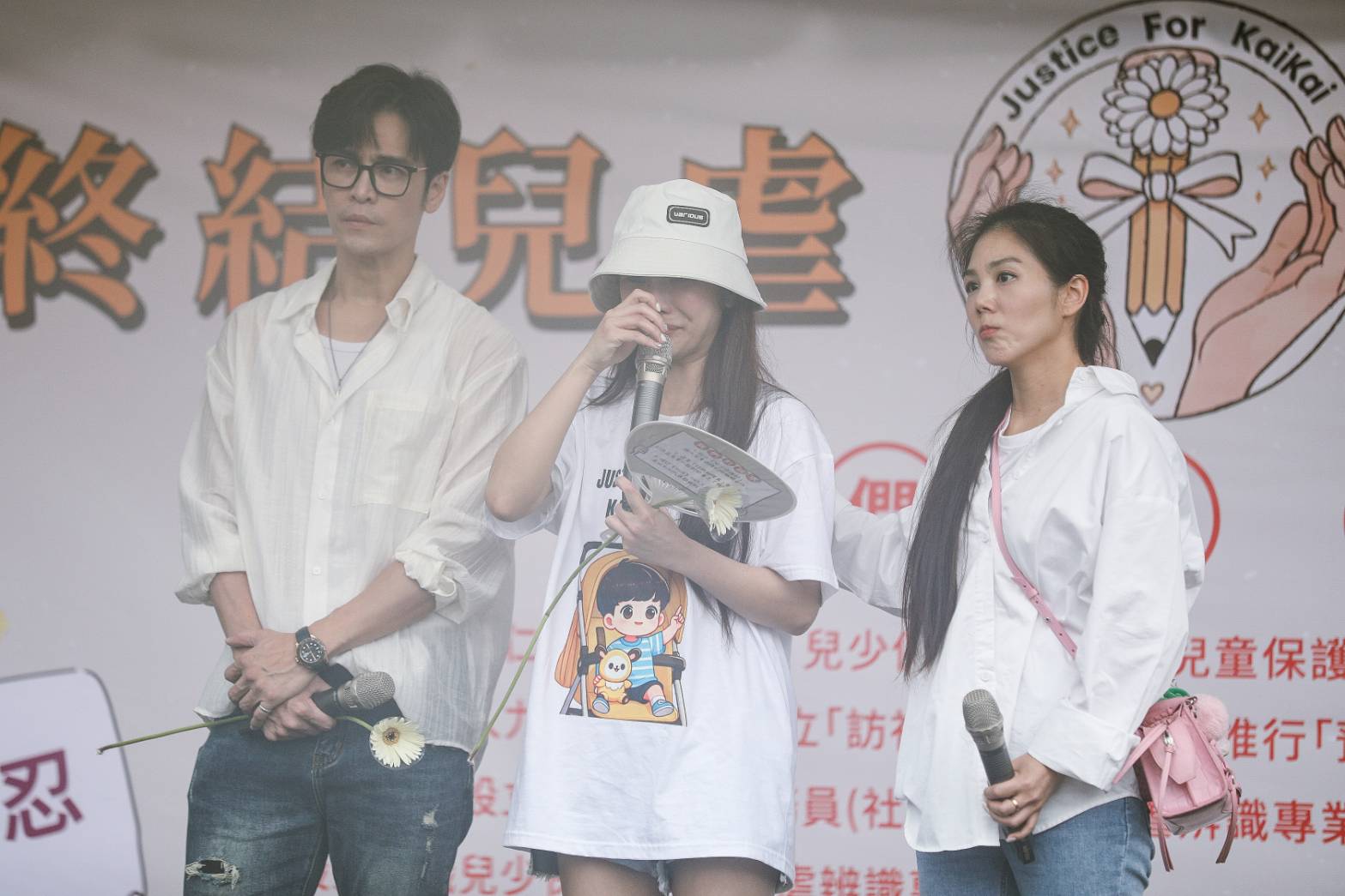 包含藝人GINO（左1）、琳妲（中）等藝人都到場聲援。（鏡報新聞網提供）