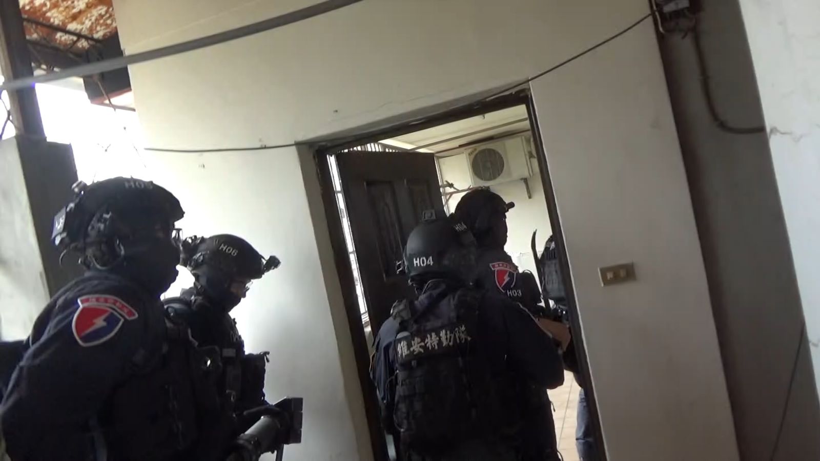 2男假扮富商「總監」美麗「助理」徵才 中打15秒破獲機手「假工作誘投資養套殺」