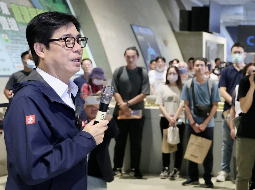 針對外界質疑高雄國賓容積率議題，陳其邁今日做出回應。（翻攝自臉書＠陳其邁）