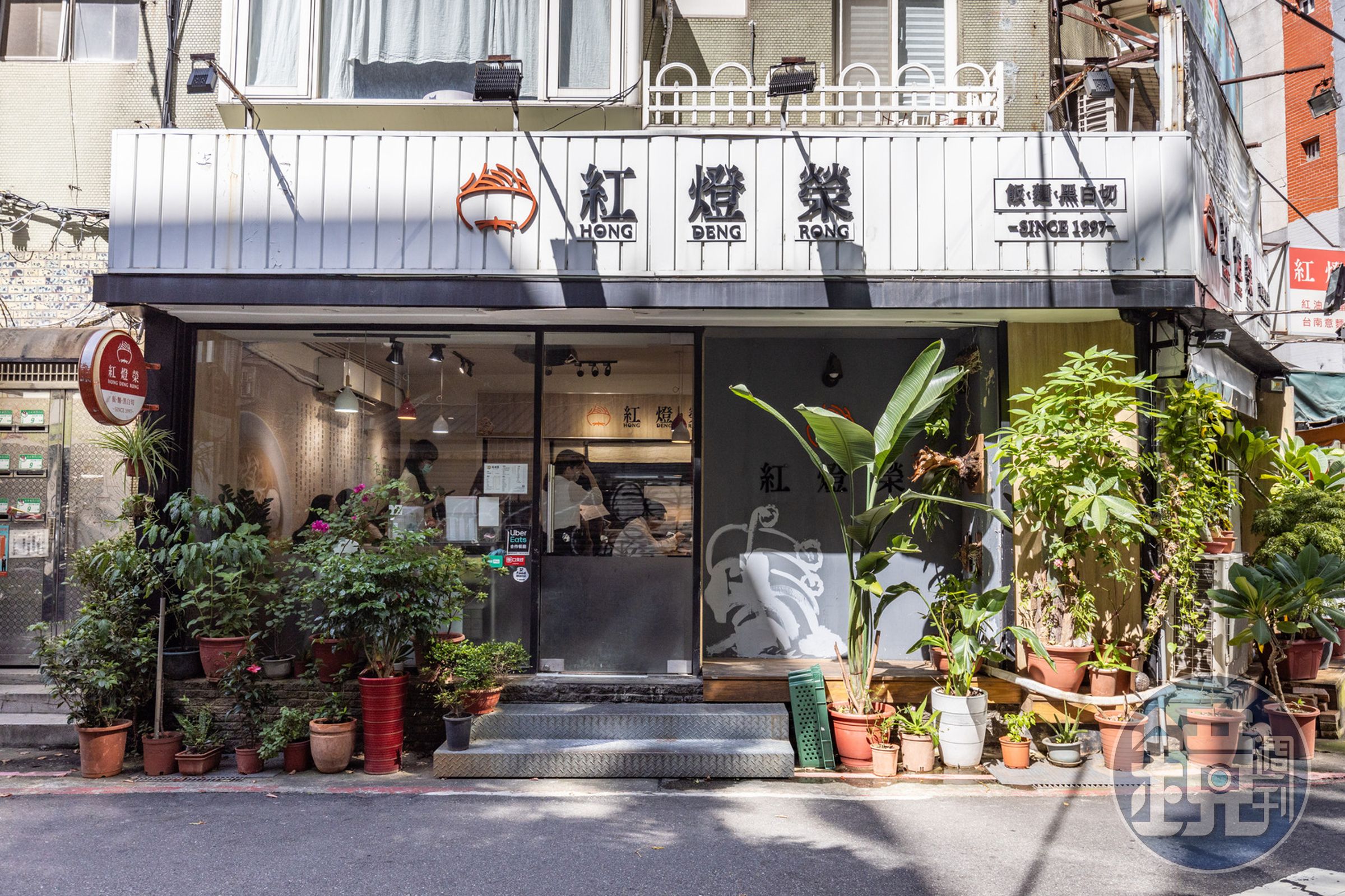 老店原本位在台北敦化南路187巷，在兒女陸續開新店「紅燈榮」後老店便歇業，全家專注經營三間新店面。