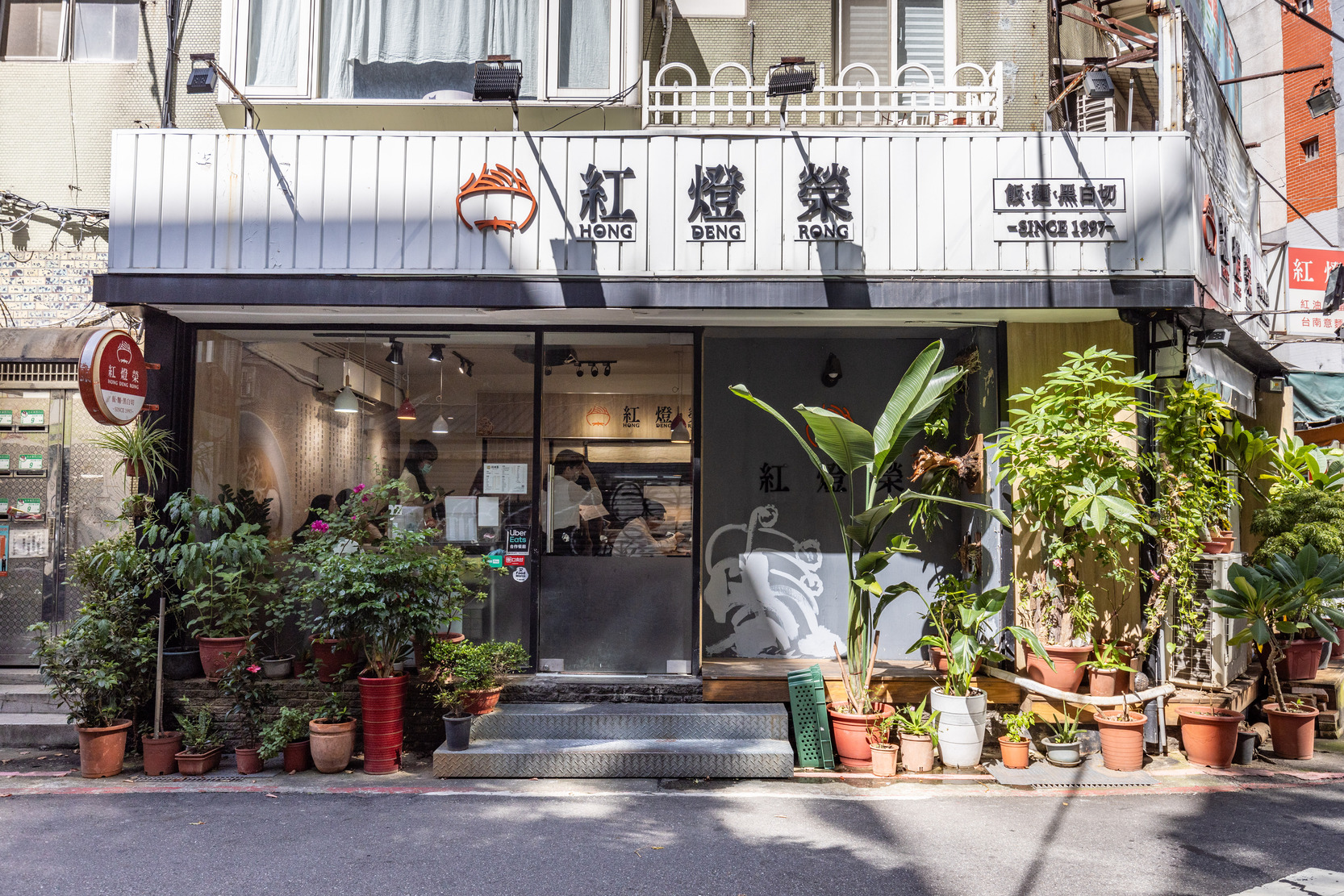 老店原本位在台北敦化南路187巷，在兒女陸續開新店「紅燈榮」後老店便歇業，全家專注經營三間新店面。