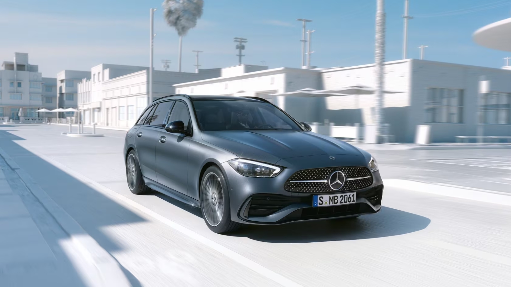 女網友和男友兩人月薪共6萬元，想買賓士認為80萬元的頭期款應由男友爸媽贊助。（翻攝自mercedes-benz官網）