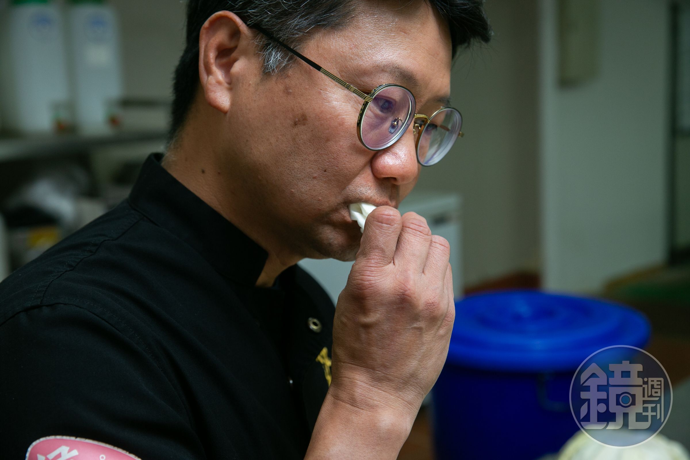 侯聯松從警官退役後創辦東北之家，他說話沉穩有條理，仍保有警官的敏銳觀察力，還會為了找出食材問題而吃廚餘。