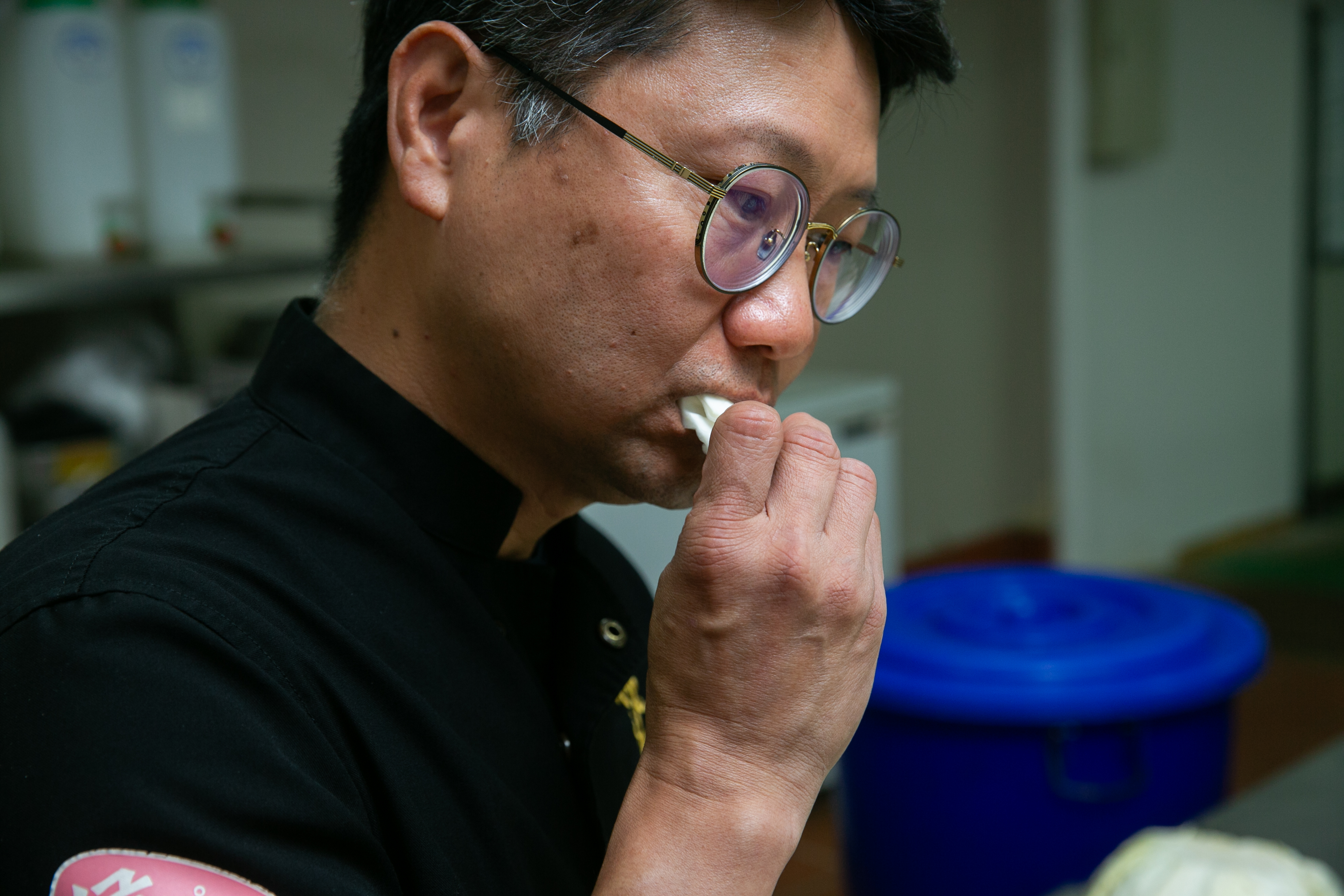 侯聯松從警官退役後創辦東北之家，他說話沉穩有條理，仍保有警官的敏銳觀察力，還會為了找出食材問題而吃廚餘。