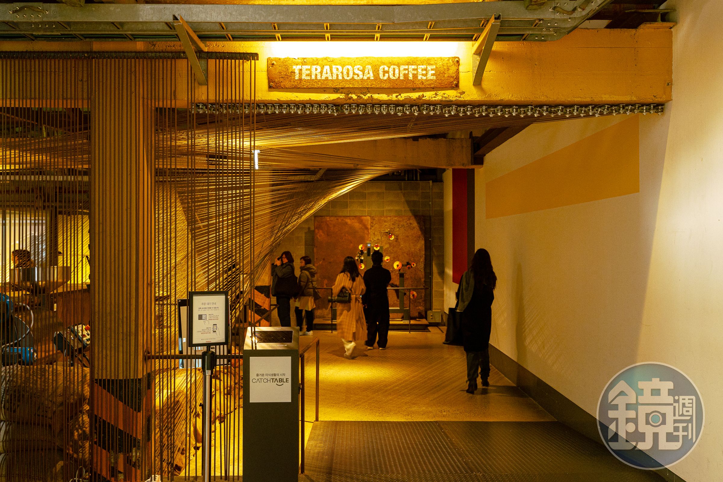 從「Terarosa Coffee」入口開始,便有藝術裝置進駐。
